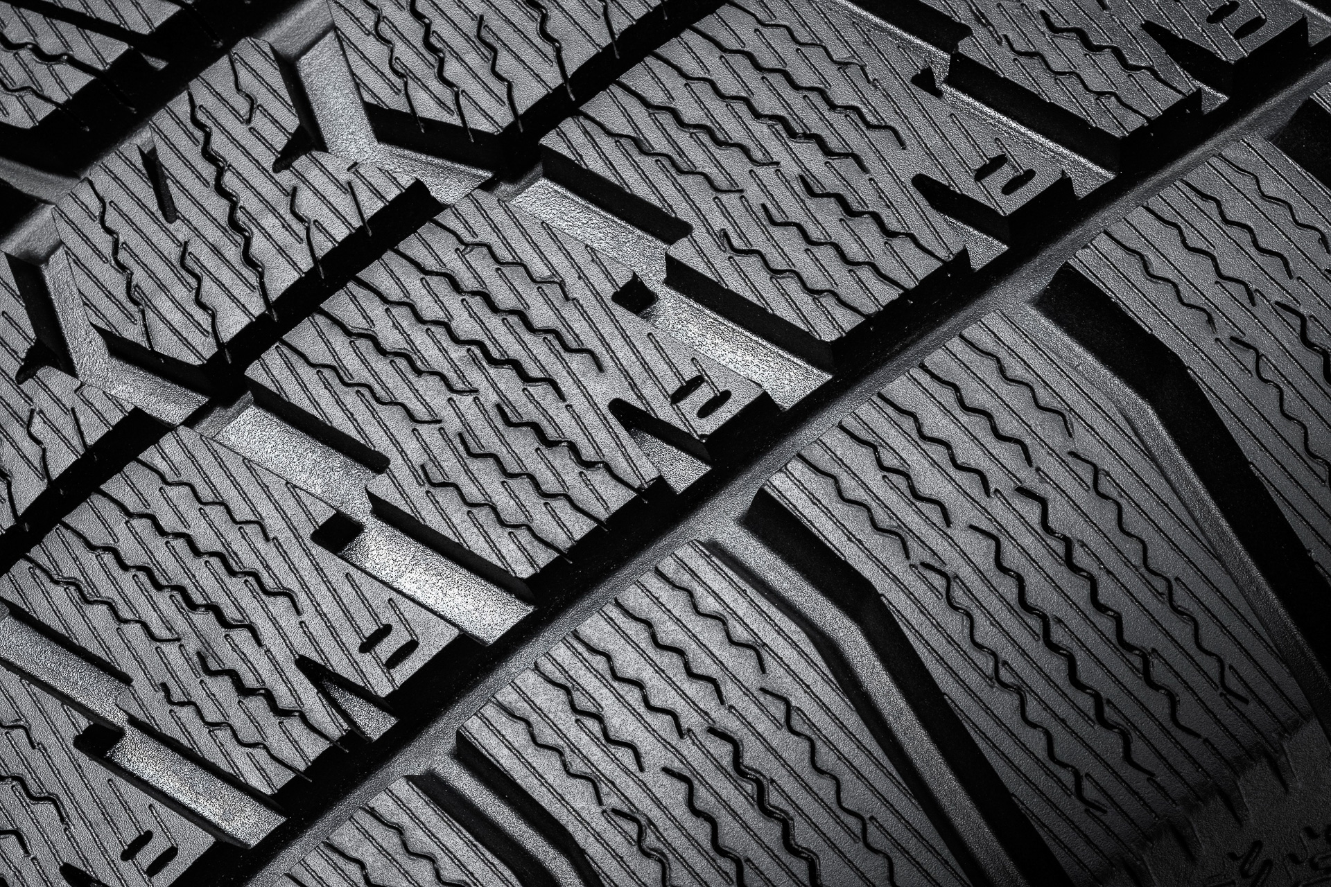 アウト側の剛性を高めて旋回時の操縦安定性を確保する