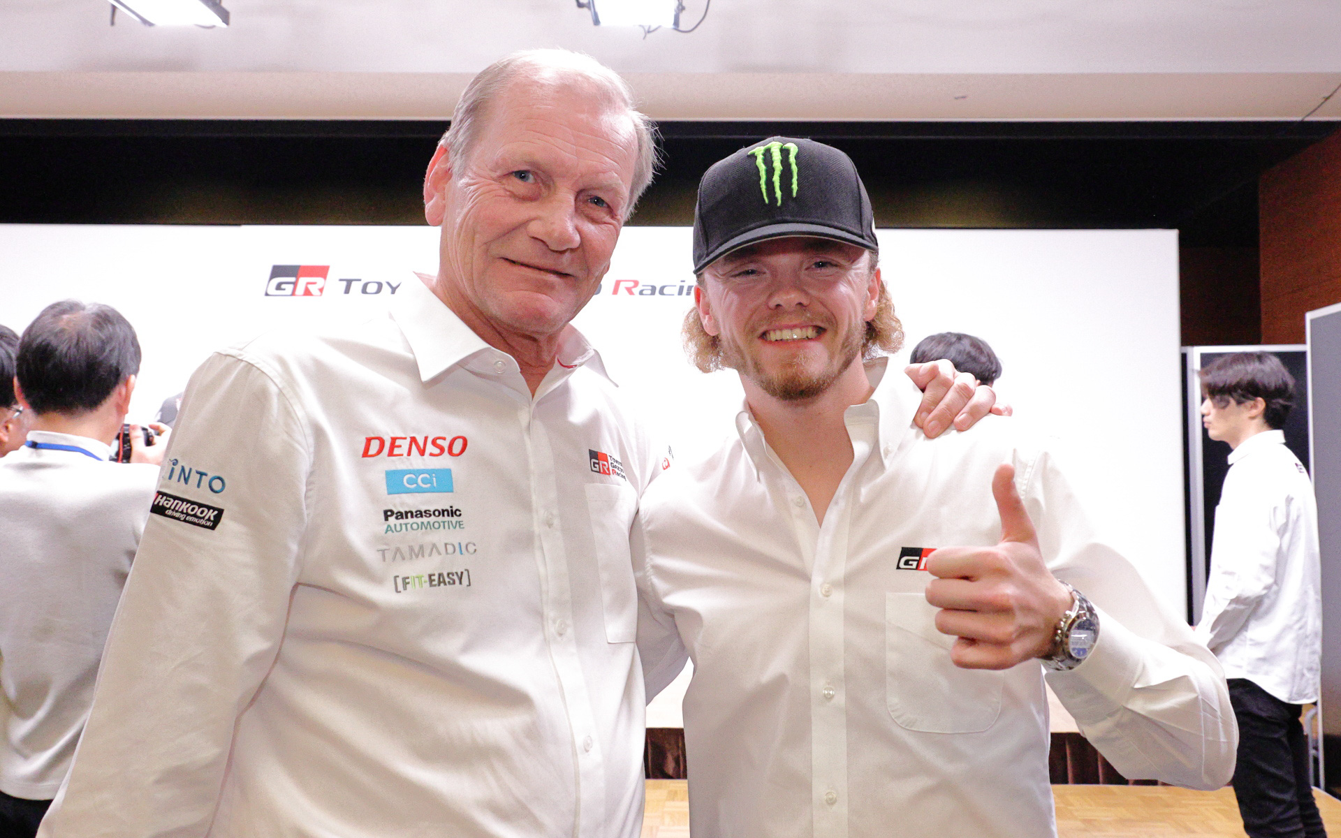 ユハ・カンクネン代表代行（左）と新たに「ラリー1」に昇格するオリバー・ソルベルグ選手（右）