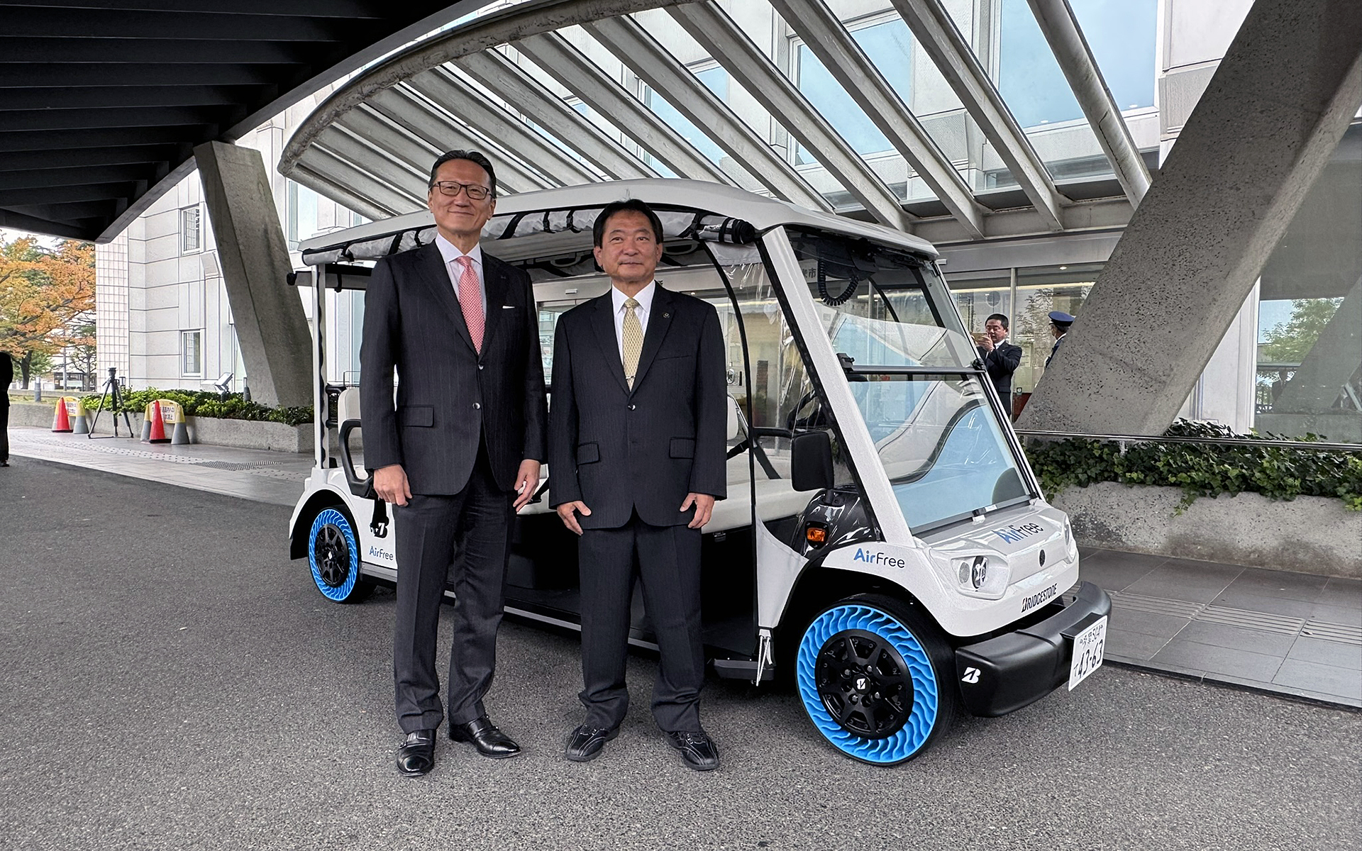 連携協定締結式のあと、原口市長は実際にエアフリーを装着したグリーンスローモビリティを体験。「ふつうのタイヤと全く変わらない乗り心地」とおどろいたようすを見せた