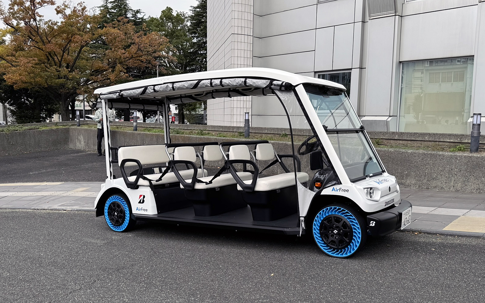 久留米市世界つつじセンターと石橋文化センターで実施される実証実験で使うグリーンスローモビリティ