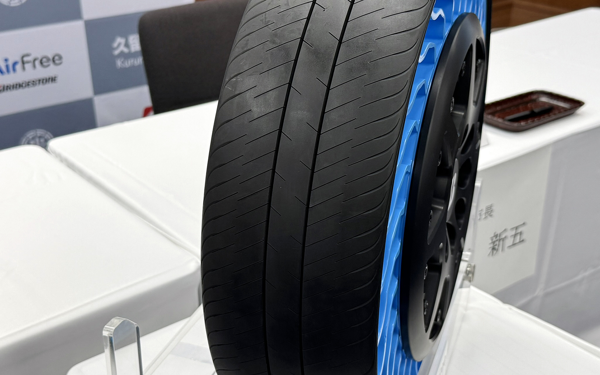 エアフリーの基本骨格で使われる熱可塑性樹脂は熱で溶かして再原料化ができるのが特徴で、トレッドは摩耗した場合にゴムを交換するリトレッドに対応するサステナブルデザイン。基本骨格で使われるブルーカラーは視認性が下がる夕暮れどきでも目立つことから選ばれた。現状、1輪あたり300kgの重量に耐え、タイヤサイズにも自由度があるという