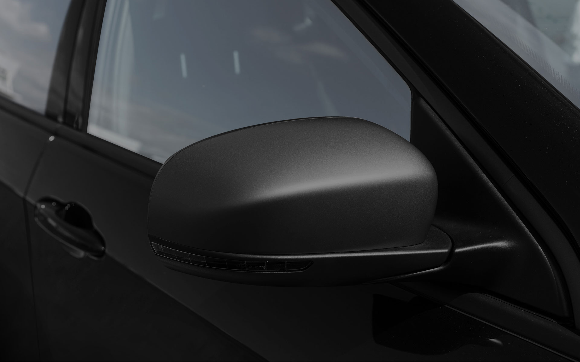 ニュートラルグレーウインドウモールディング＆ブラックルーフレール（ニュートラルグレーアクセント付）