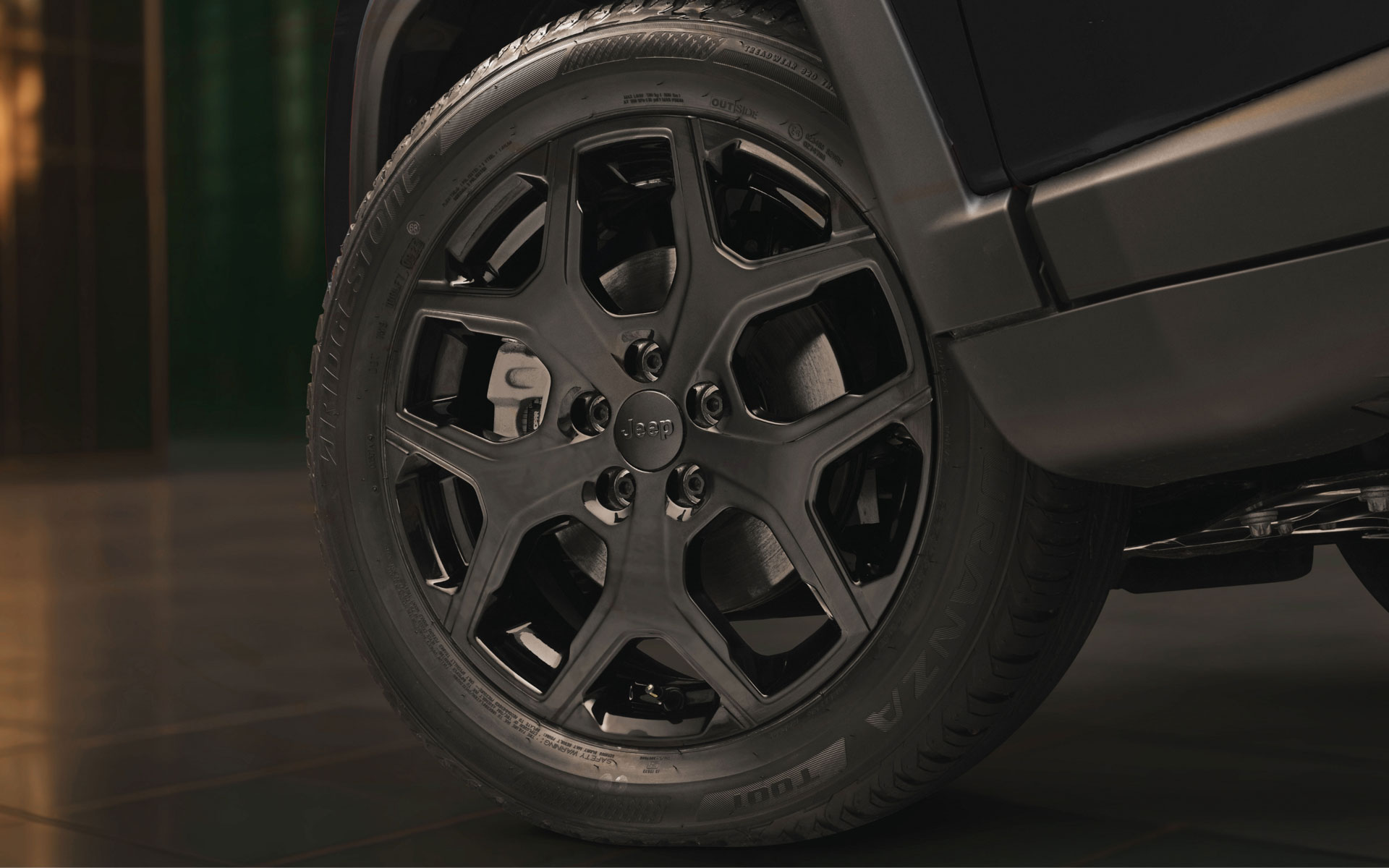 18インチアルミホイール（グロスブラック）