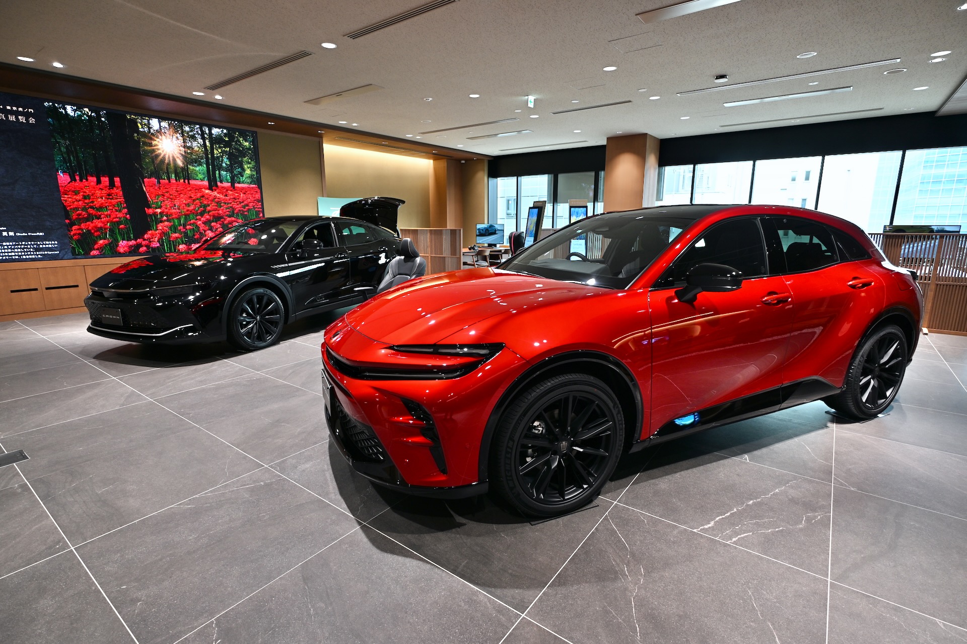 クラウン専門店「THE CROWN 東京虎ノ門」に並ぶクラウンスポーツ（エモーショナルレッドIII）と、クラウンクロスオーバー（ブラック）