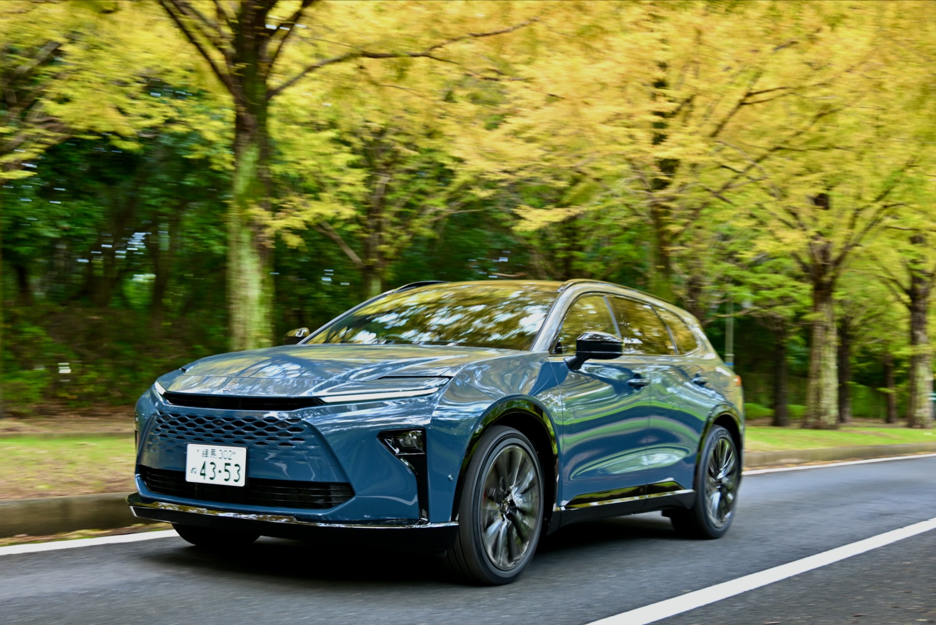 色づき始めた街を走るクラウンエステート