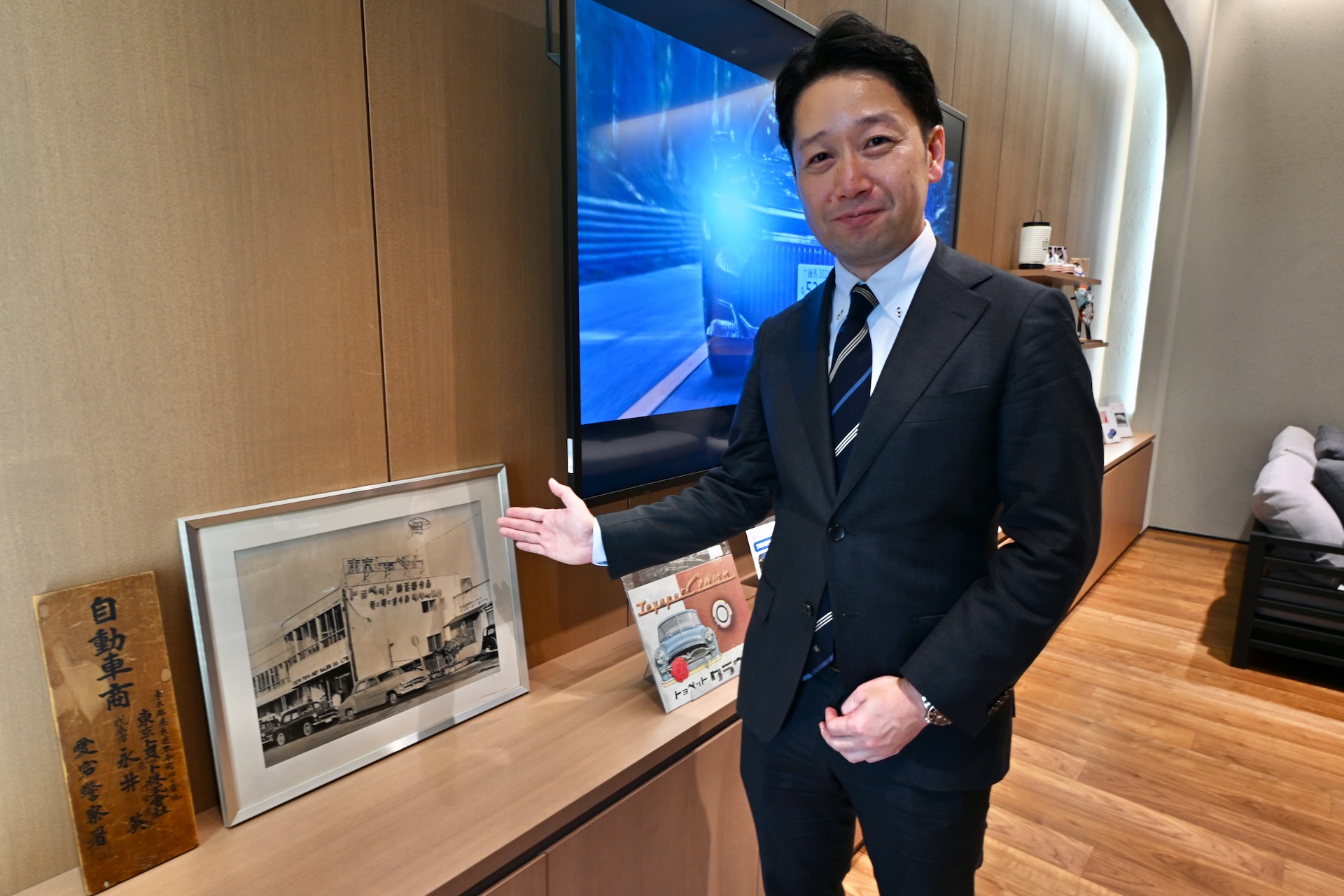 初代クラウンの発表会が開催された1955年当時の写真を紹介するTHE CROWN 東京虎ノ門 ゼネラルマネージャーの永澤正樹氏