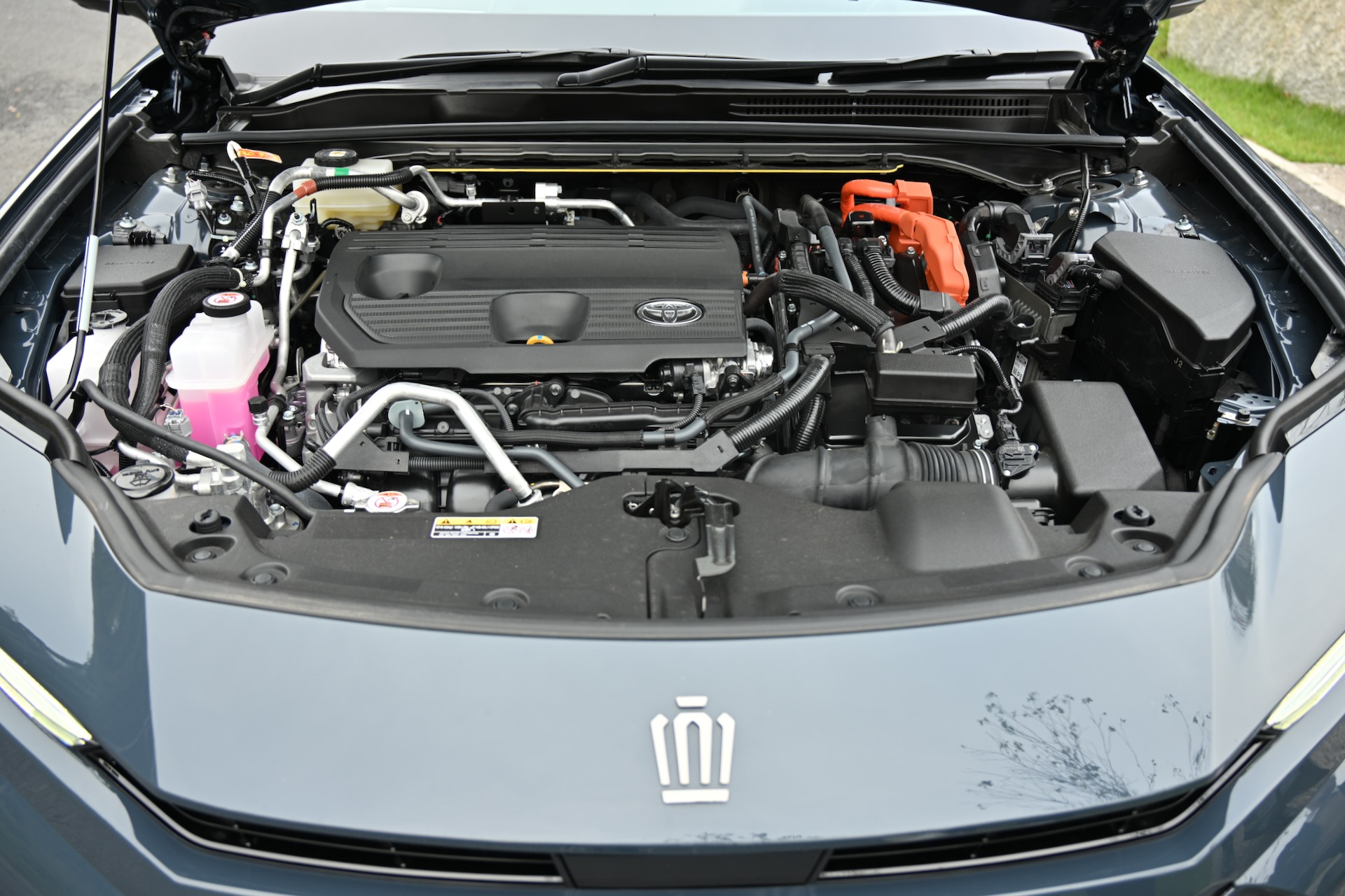 最高出力130kW（177PS）/6000rpm、最大トルク219Nm（22.3kgfm）/3600rpmを発生する直列4気筒「A25A-FXS」型エンジンを搭載し、フロントとリアにモーターを採用する電気式4輪駆動方式「E-Four」モデル