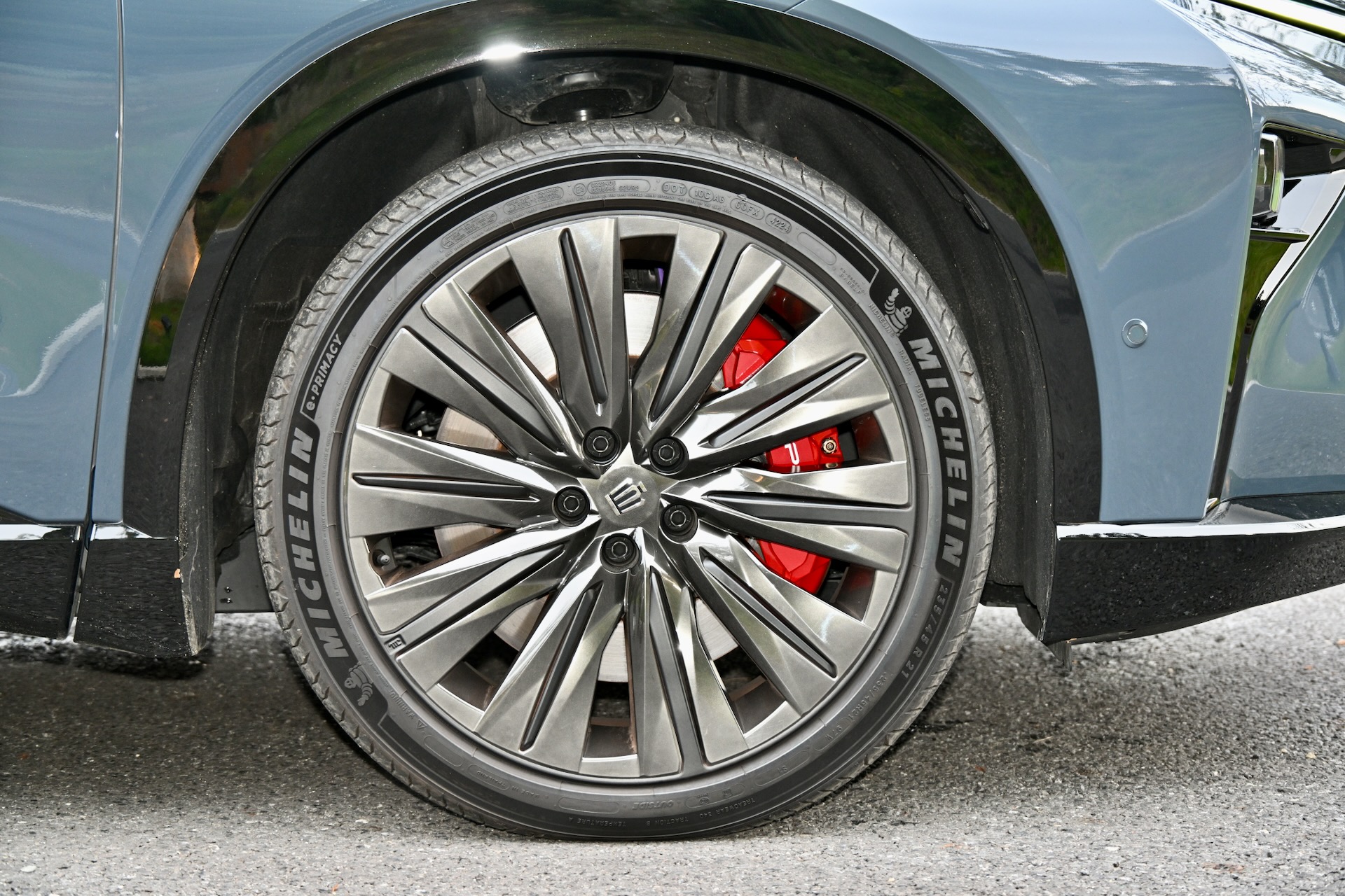 18インチアルミホイール（マットブラック塗装）＆エアロホイールカバー（メタルスターグロスブラック塗装）に組み合わせるタイヤはミシュラン「eプライマシー」（235/45R21）