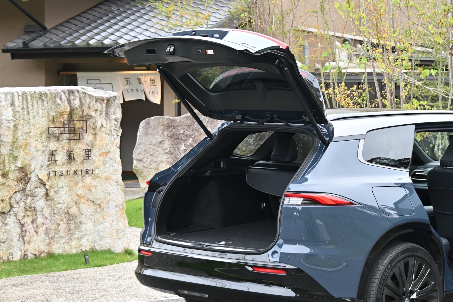 クラウンエステートのラゲッジは、リアシートを立てた状態で、リアシートバック上端までで410L、ルーフまでで570Lと十分な広さがある