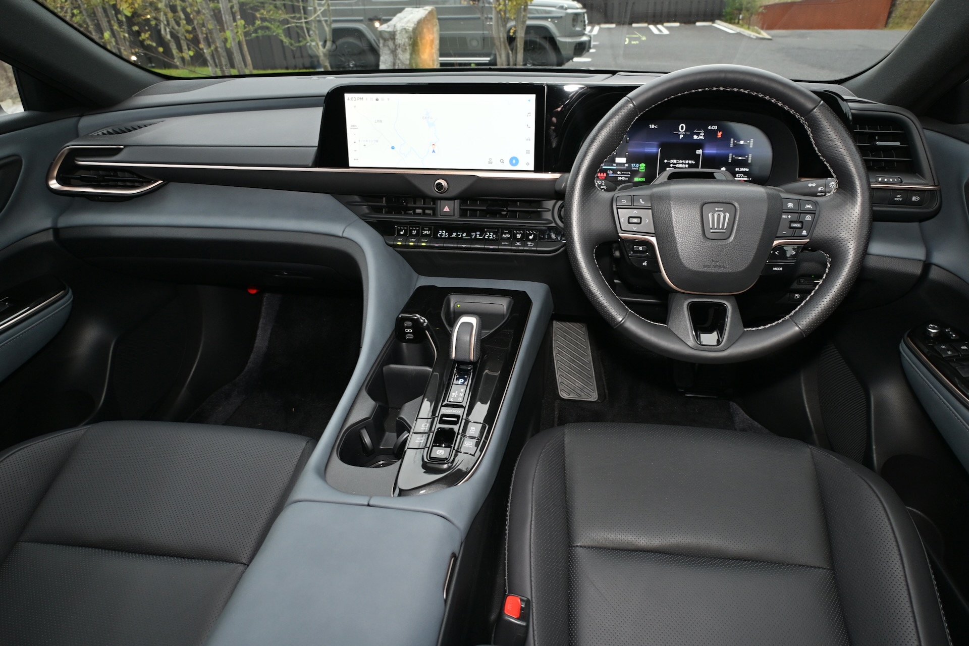 シンプルかつ上質なクラウンエステートのインテリア。パノラマルーフのおかげで室内は明るい