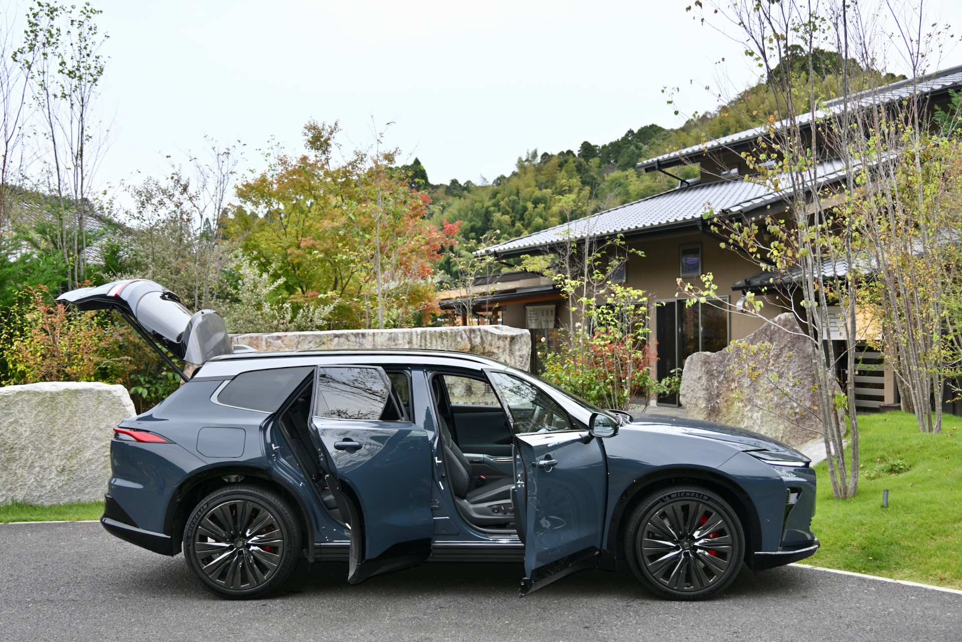 千葉県いすみ市下布施にあるホテル「五氣里-itsukiri-」に到着したエステート。充電器を備えるので、エステートのようなPHEVやBEVといった充電が必要なモデルでも安心して泊まれる
