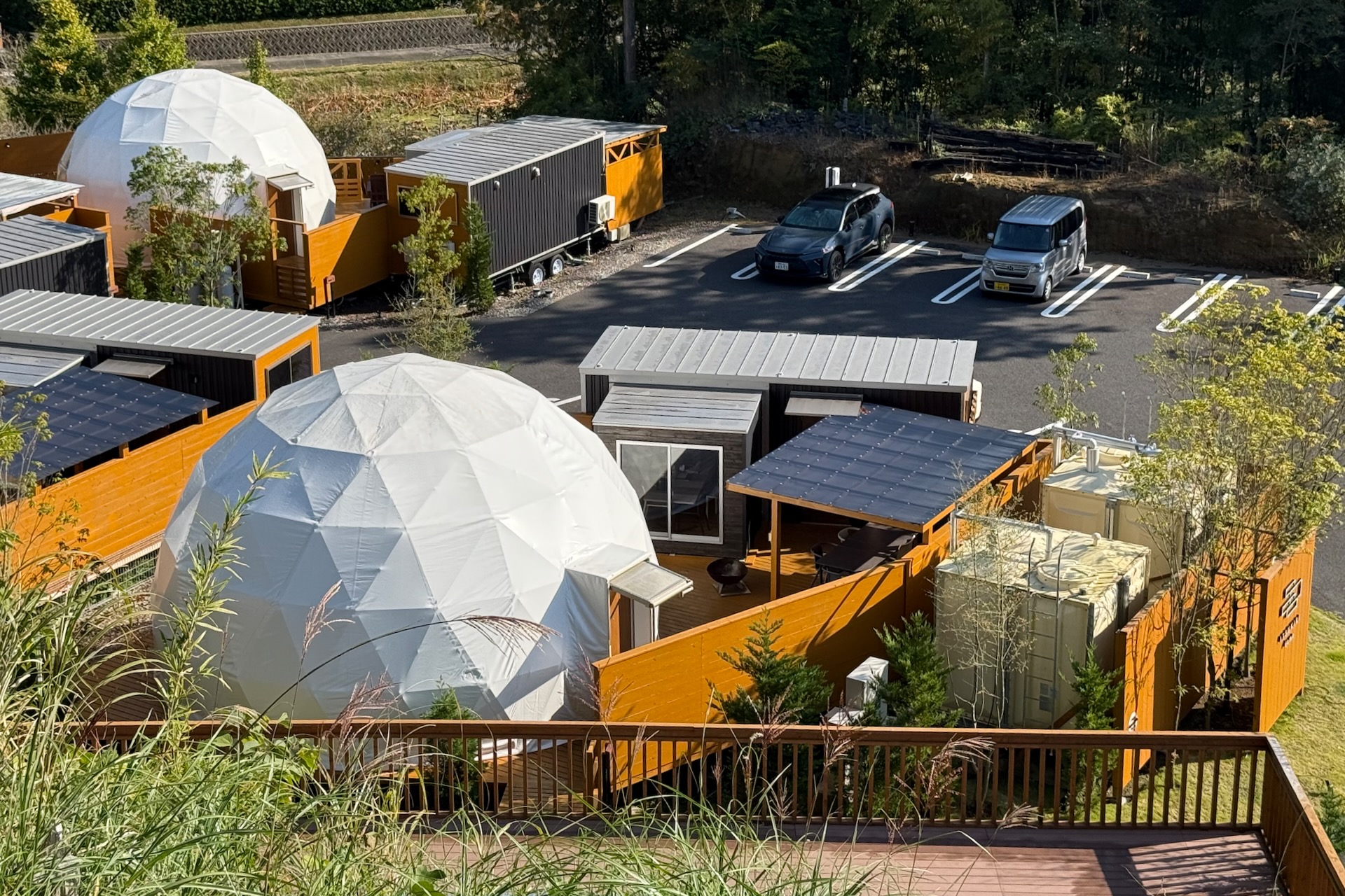 ホテル「五氣里-itsukiri-」には、グランピングのドームやドッグランも併設されている