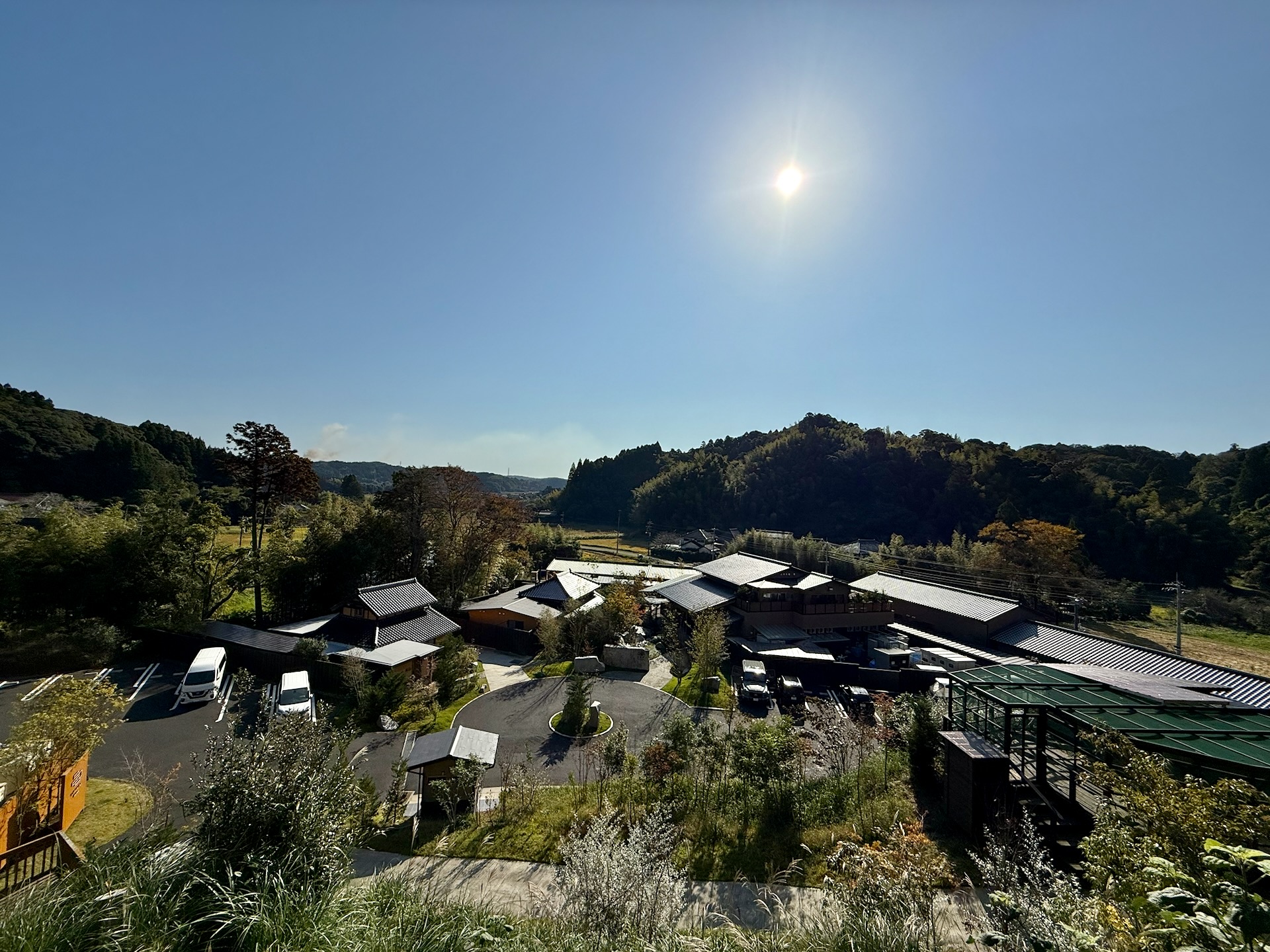 ホテル「五氣里-itsukiri-」には、グランピングのドームやドッグランも併設されている