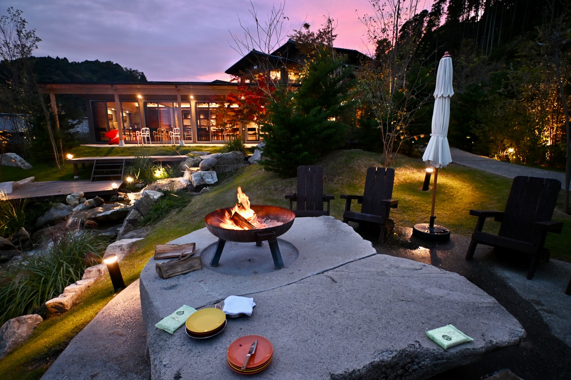 夕焼け空の中庭では、焚き火と焼き芋でわれわれを歓迎してくれた