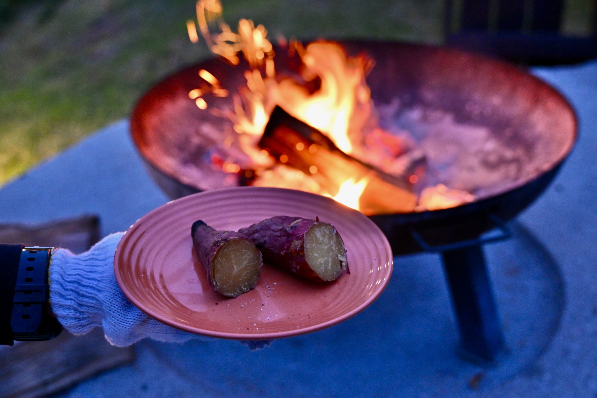 夕焼け空の中庭では、焚き火と焼き芋でわれわれを歓迎してくれた