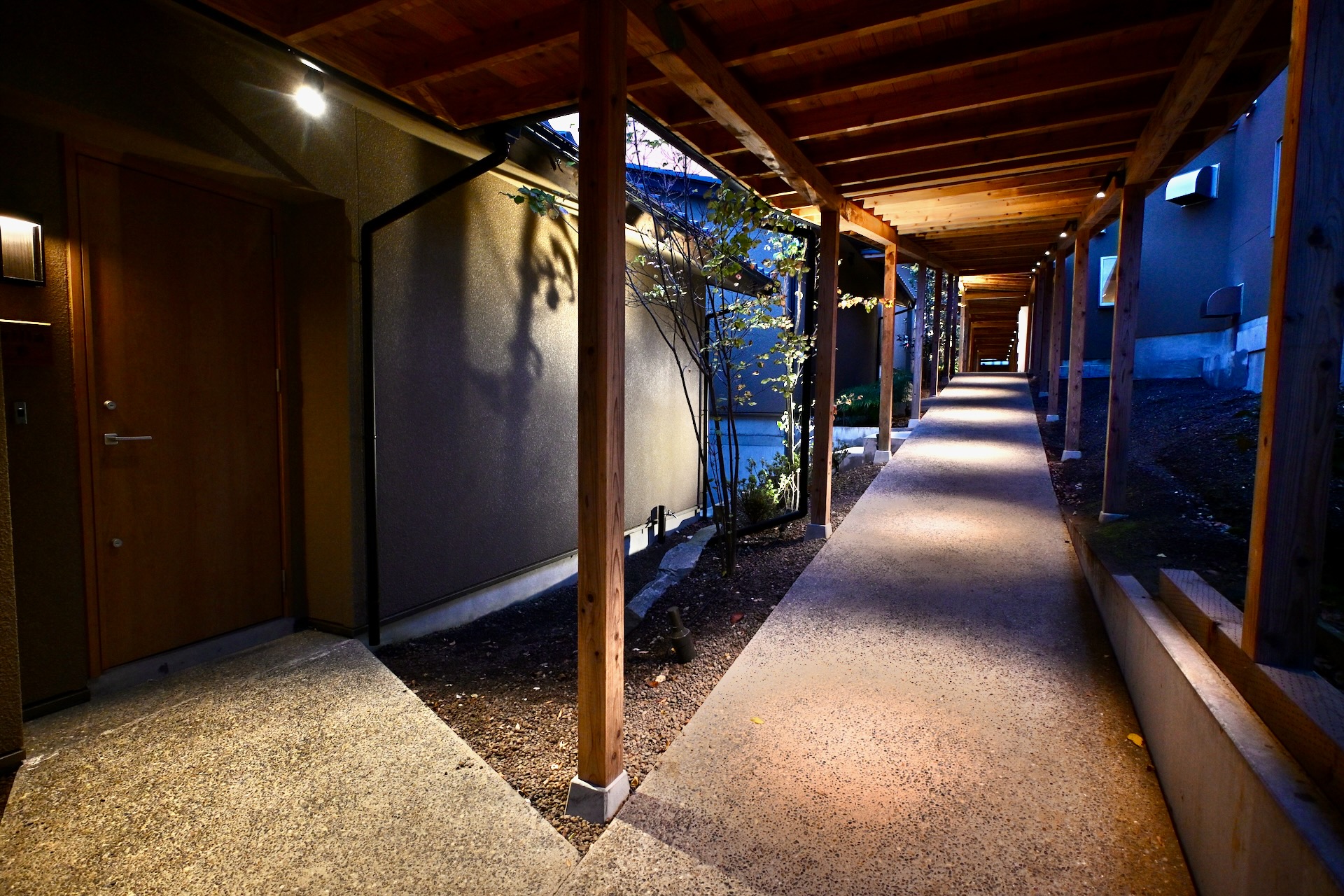 広い客室につながる廊下