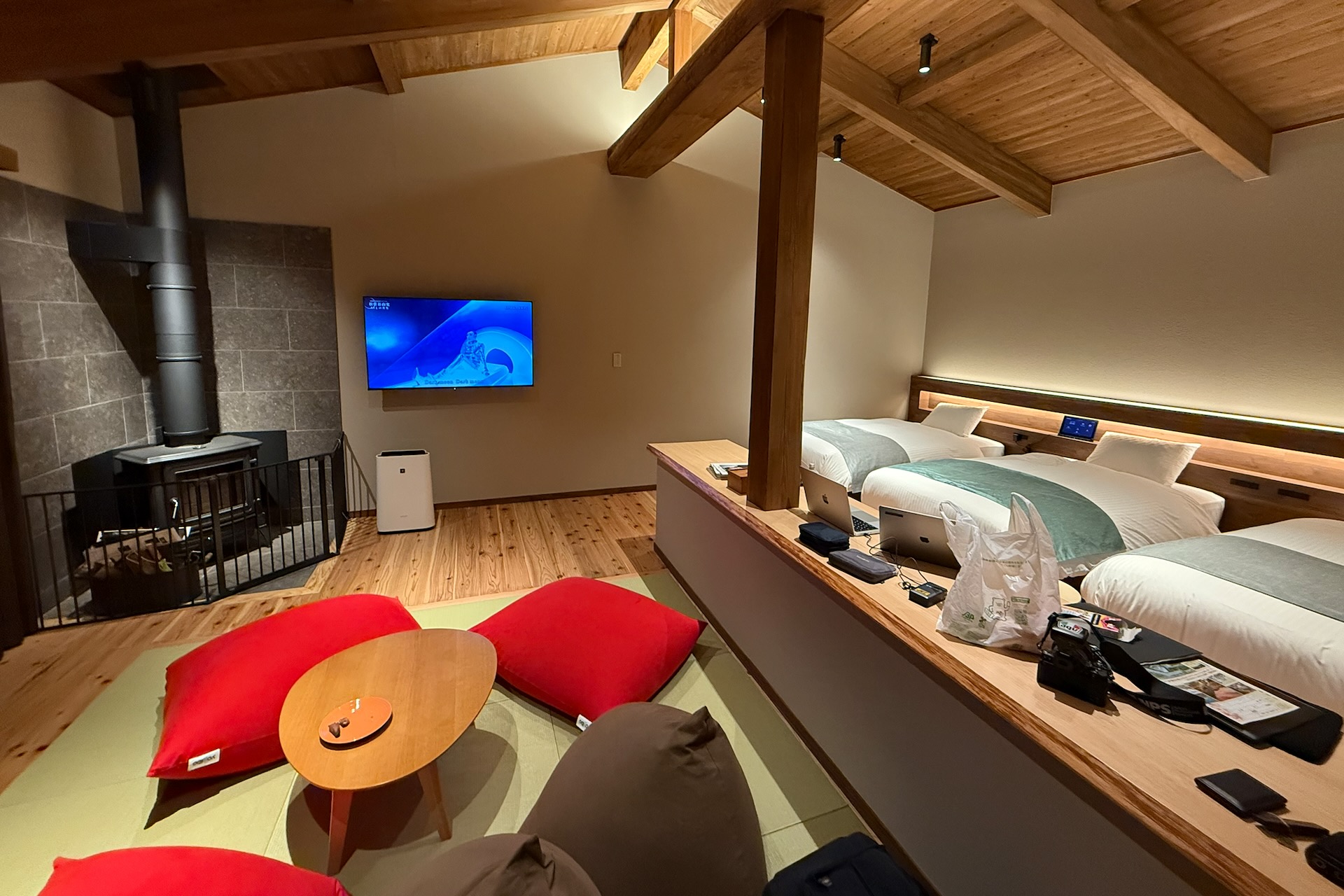 暖炉が備わる部屋に備え付けの内湯は美肌の湯として知られる希少な黒湯の天然温泉だ