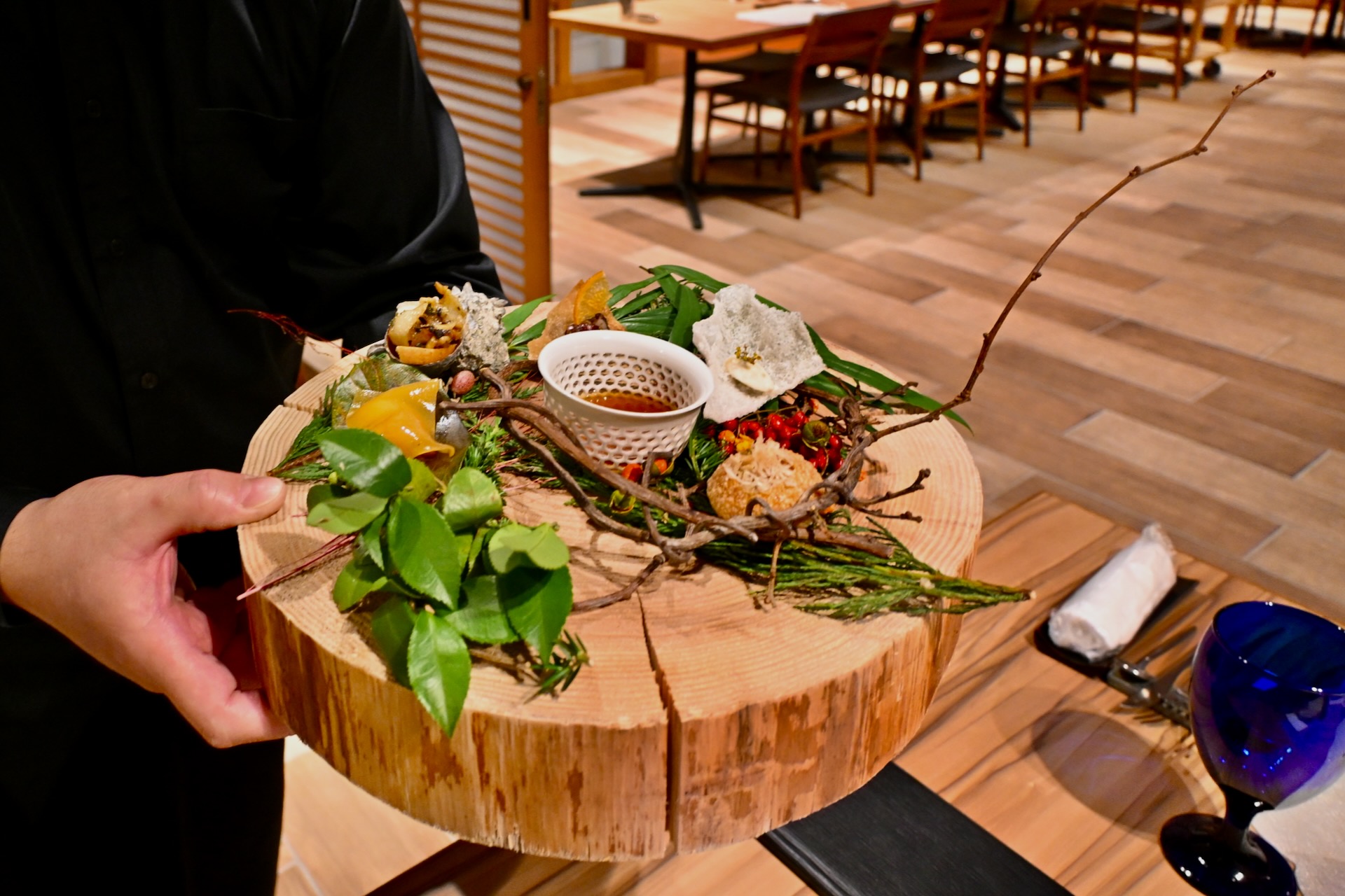 夕食のスターター（上写真）とそれに続く料理の数々（下写真。提供順は左上から右下）