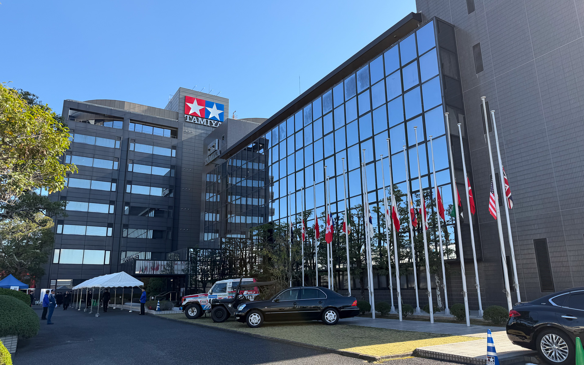 半旗が掲げられたタミヤ本社