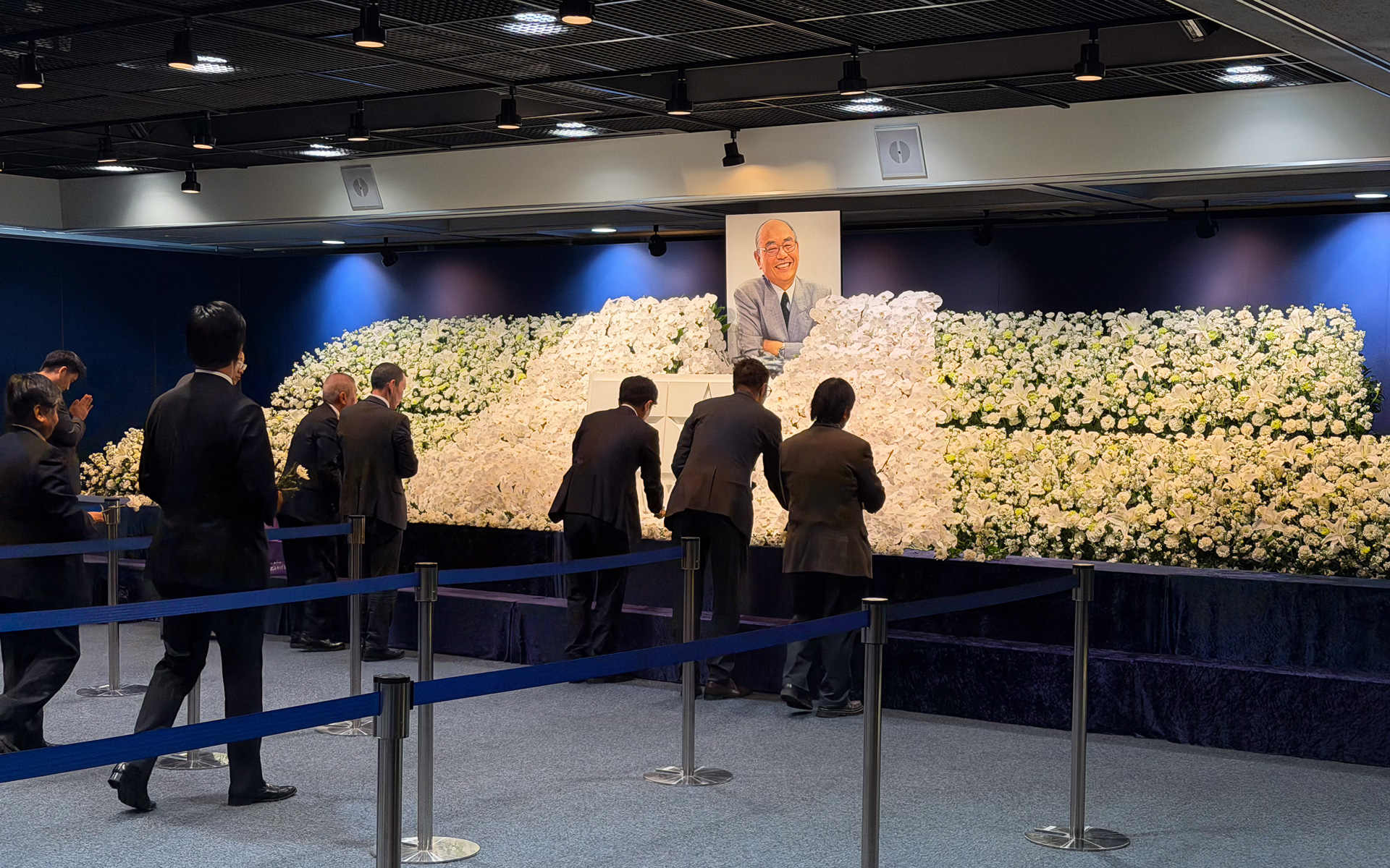 お別れの会会場には、多くの人が田宮俊作氏へ献花を行なった