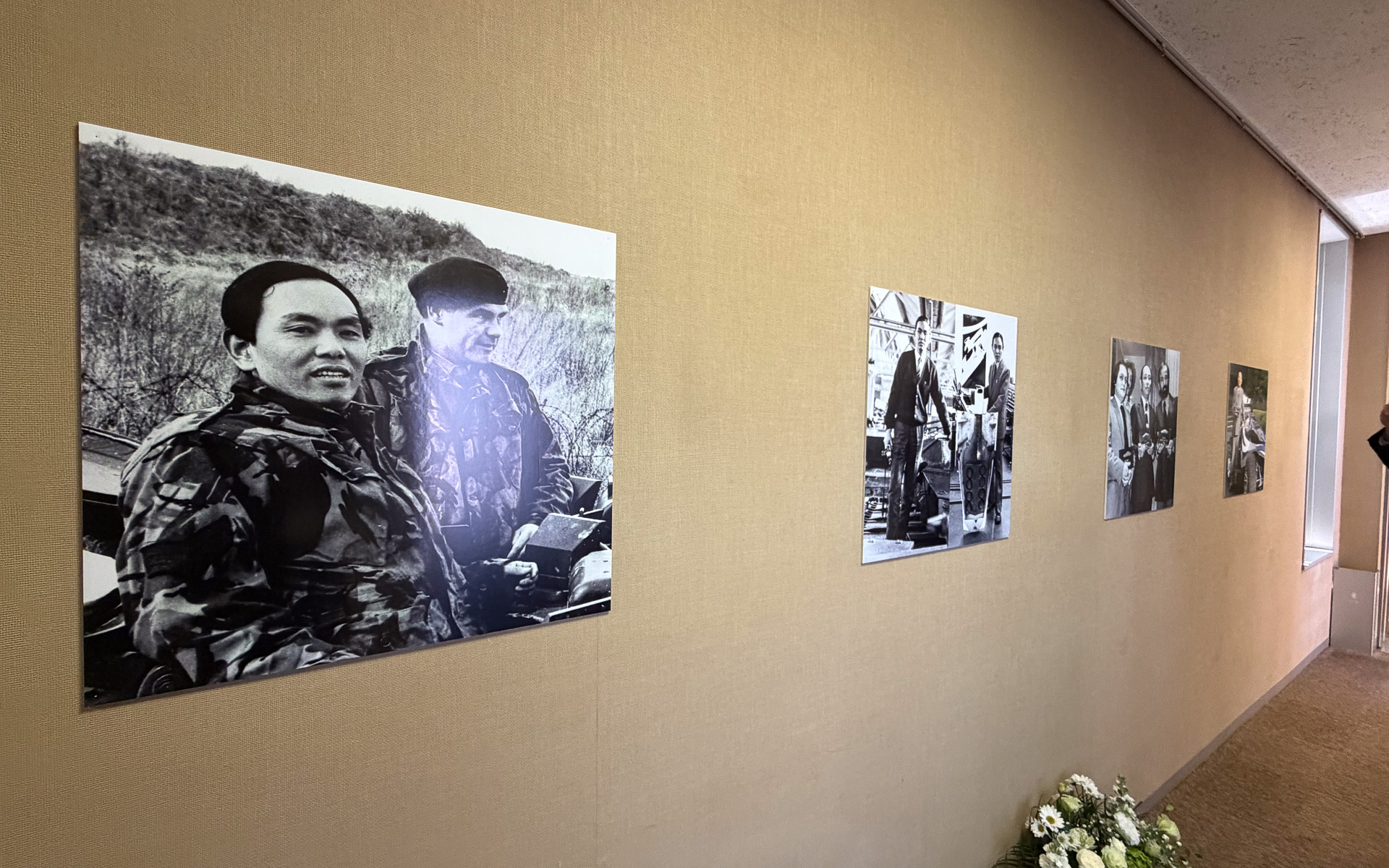 タミヤ本社内に飾られた、田宮俊作氏の取材風景