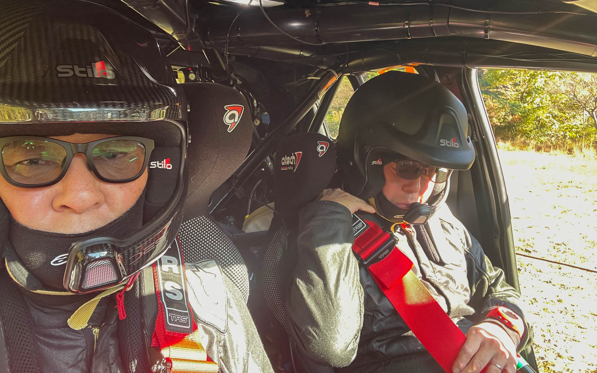 SSを前にした私とコ・ドライバーの奥村久嗣さん。TALEXのサングラスはつらい眼精疲労から守ってくれ、木漏れ日でもよく見えて最高だった