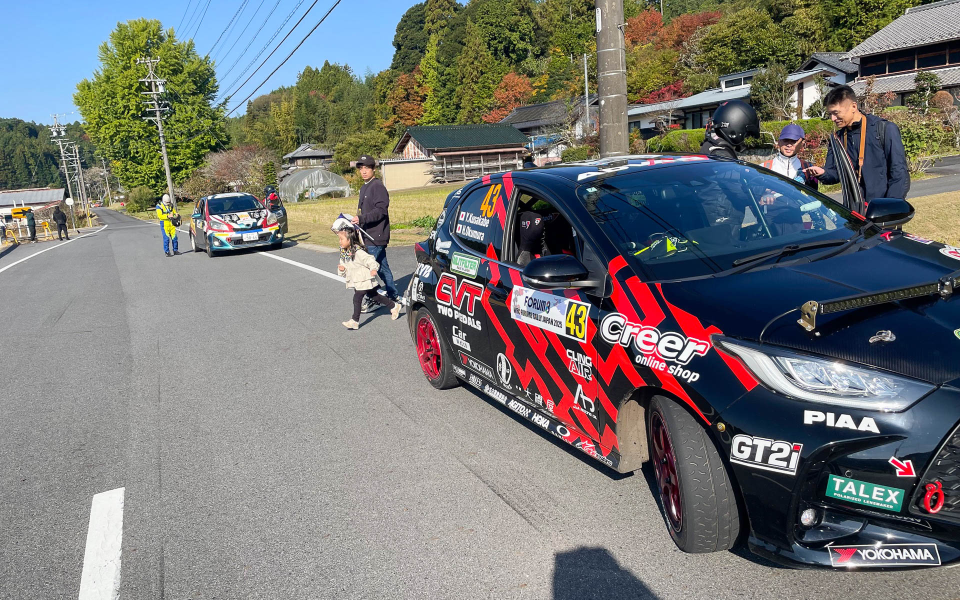 これからSSに向かう前に一息。周囲の家から子供たちも出てきて応援してくれた。嬉しい！