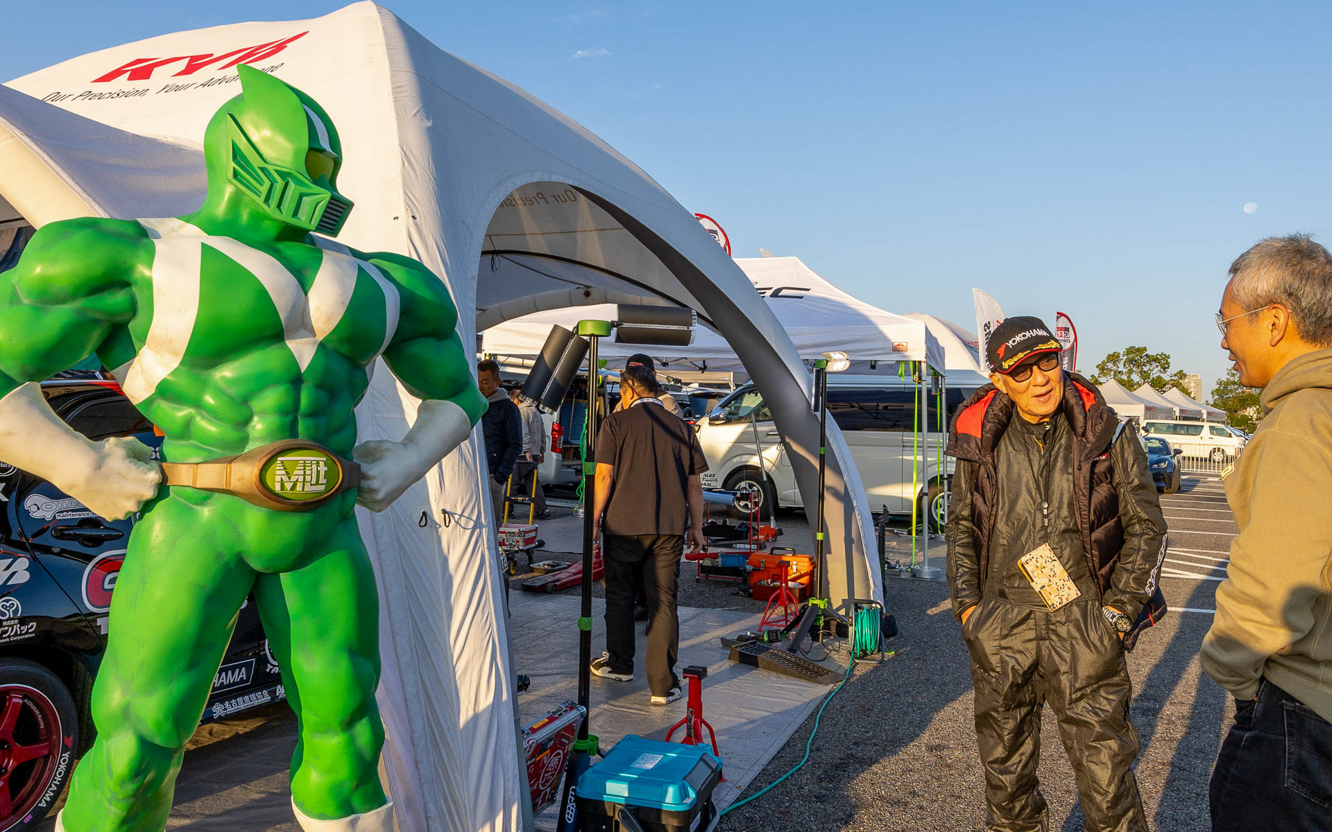 監督の友田さんと何やら打ち合わせ。マッスルマンも加わっています。何言ってたんだろう？