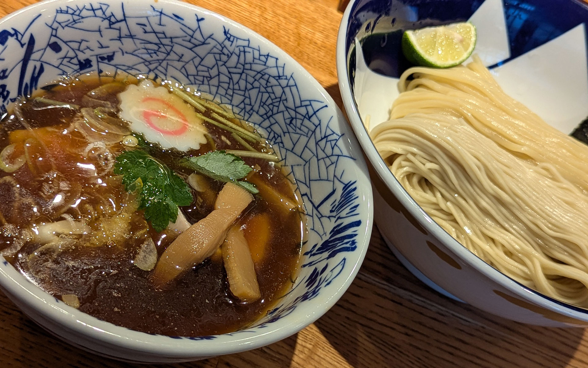 ちんまりスリム猫の写真にしようかと思い、写真を漁っていたらラーメン（つけそば）を見つけてしまったので……（笑）。ちんまりスリム猫はまっくろくろすけなので写真を撮りづらいのです（´･ω･`）