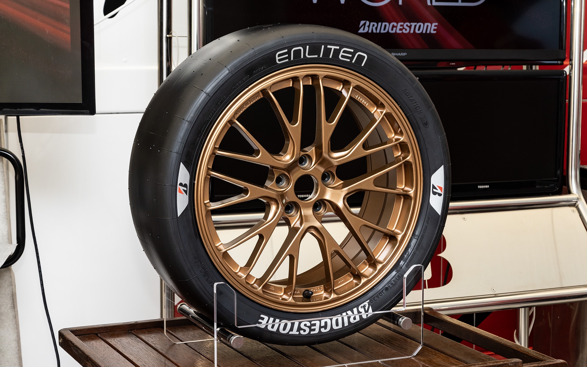 タイヤ基盤技術「ENLITEN」を用いるとともに、新たなサステナブル材料を導入して作られたモータースポーツ用サステナブルタイヤ