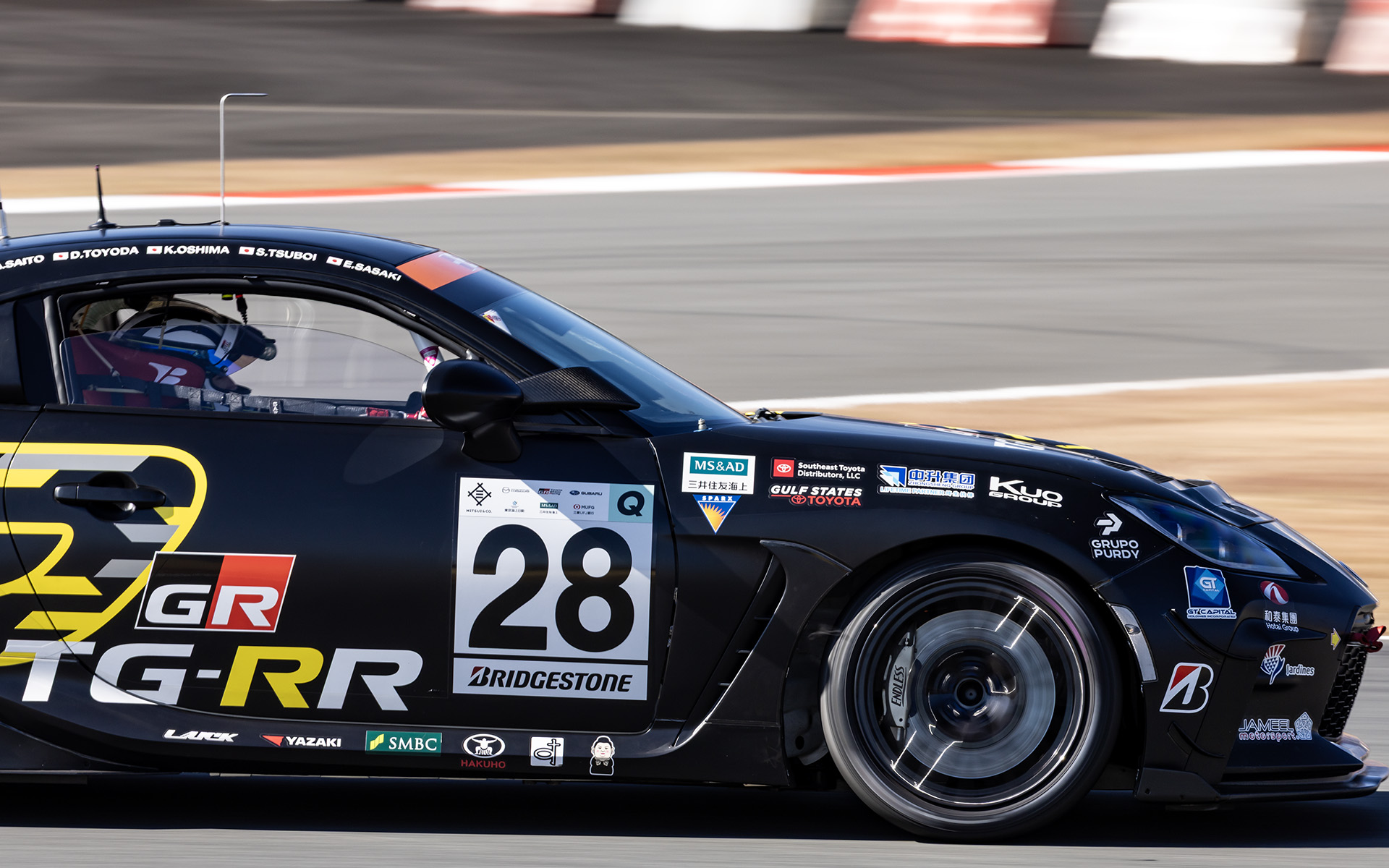 サステナブルタイヤを装着して走行する28号車 TGRR GR86 Future FR concept