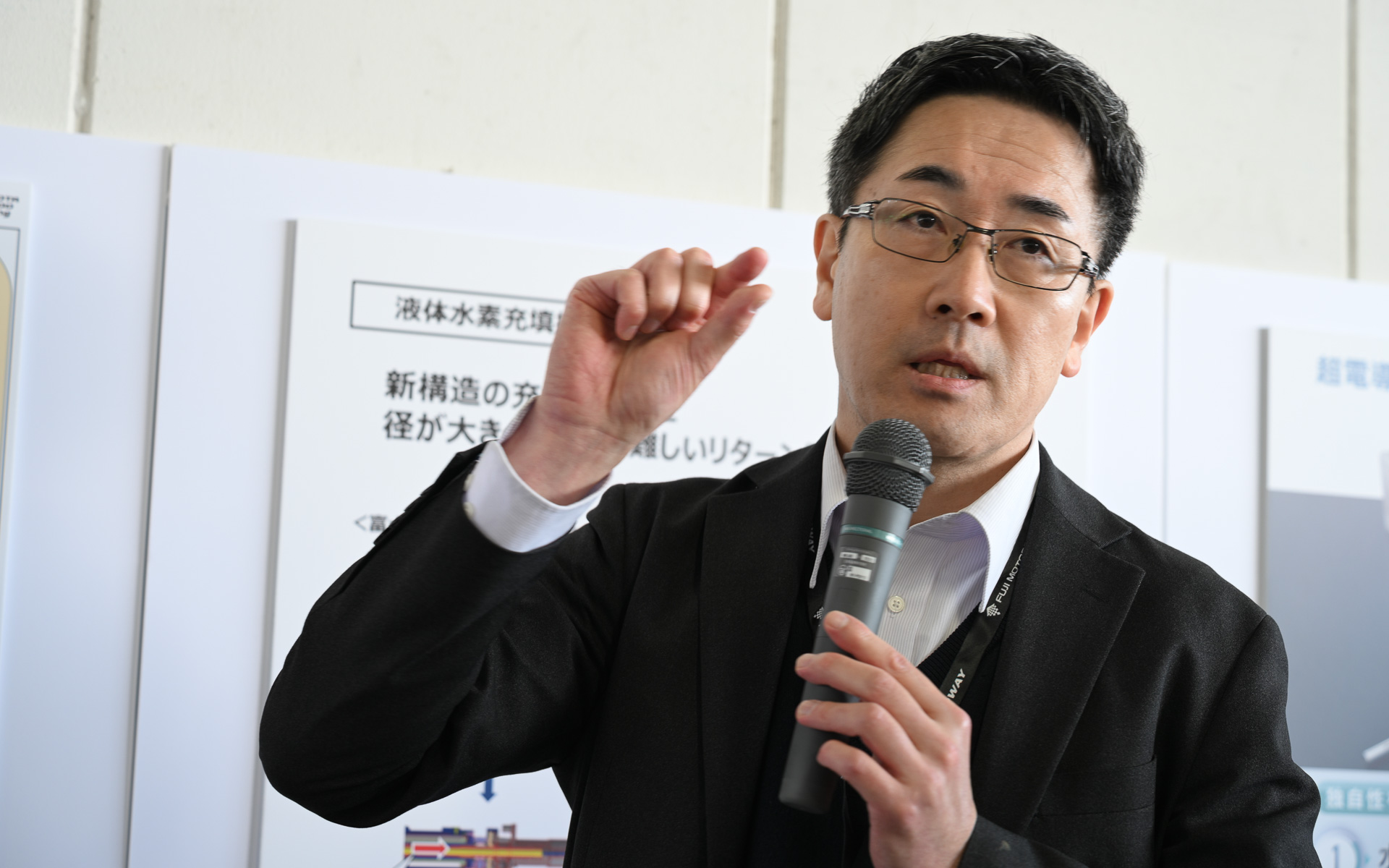 水素カローラに搭載した超電導モーターの技術解説を行なう京都大学 大学院 工学研究科 特定教授 中村武恒博士