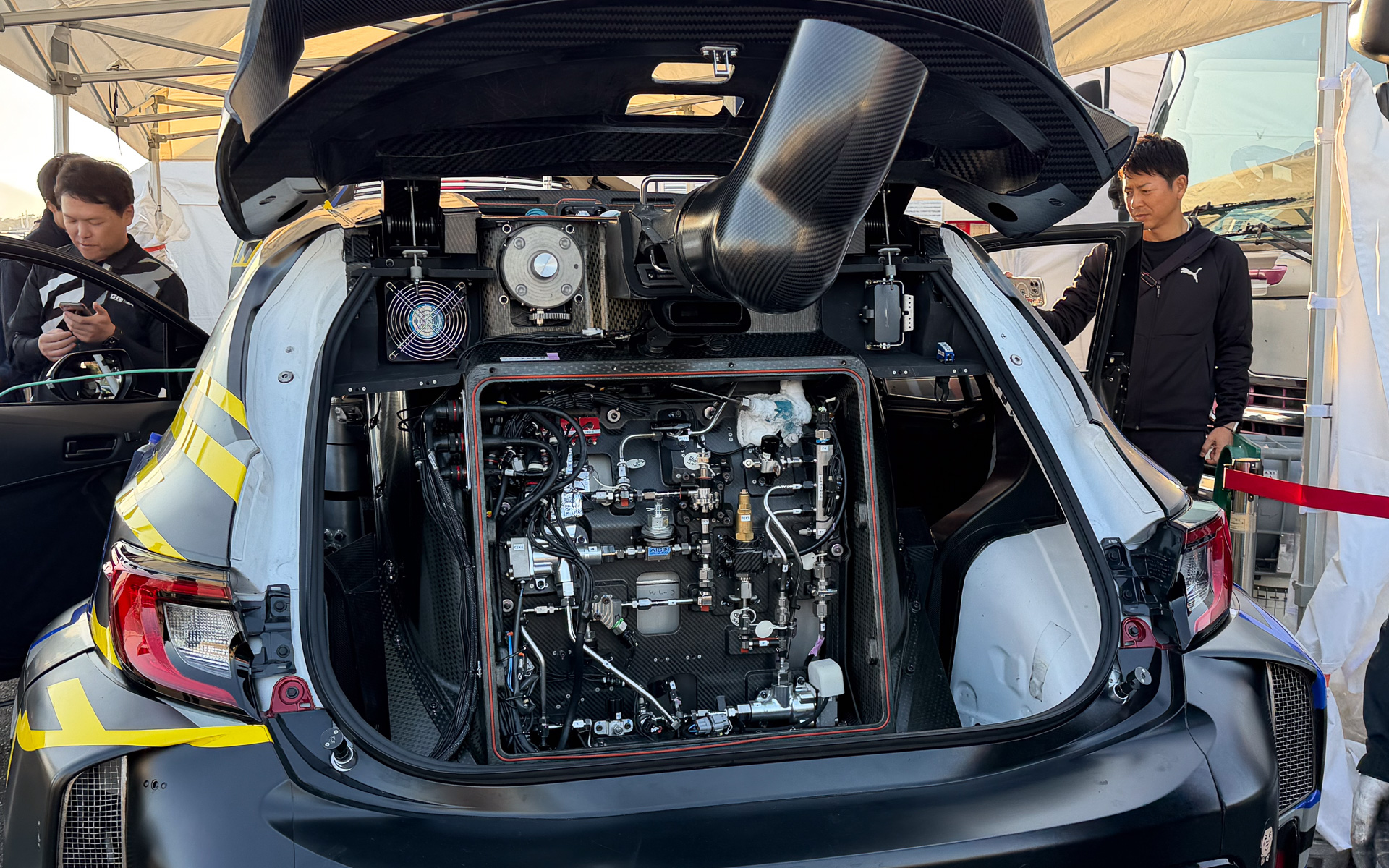 超電導モーターをポンプに採用した水素カローラ。モーターの小型化により従来とは燃料タンクの形が異なっている