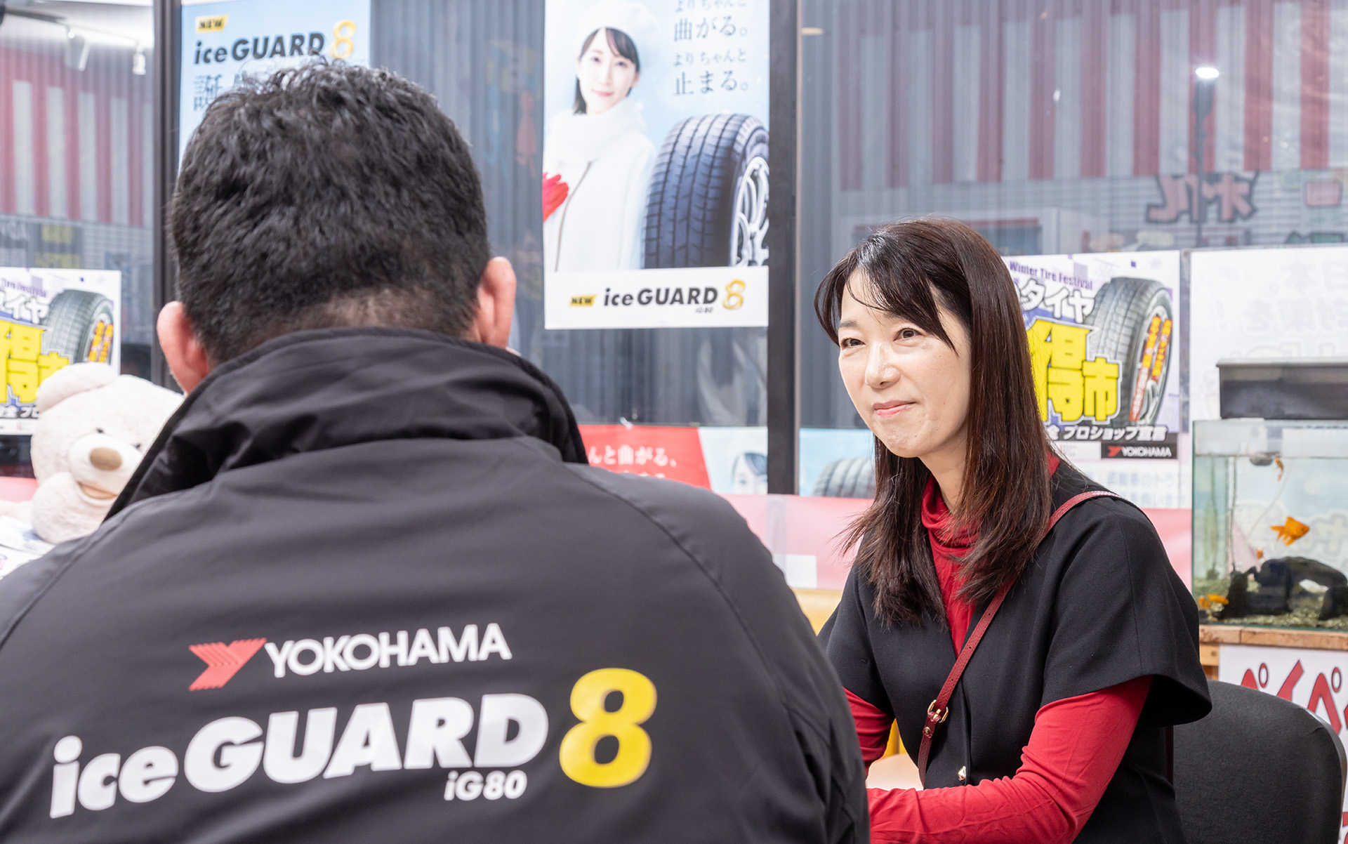 レンタルスタッドレスタイヤの需要は年々伸びているとのことで、「早めに予約していただくと、旅行前に慌てずにすみます」と嶋店長