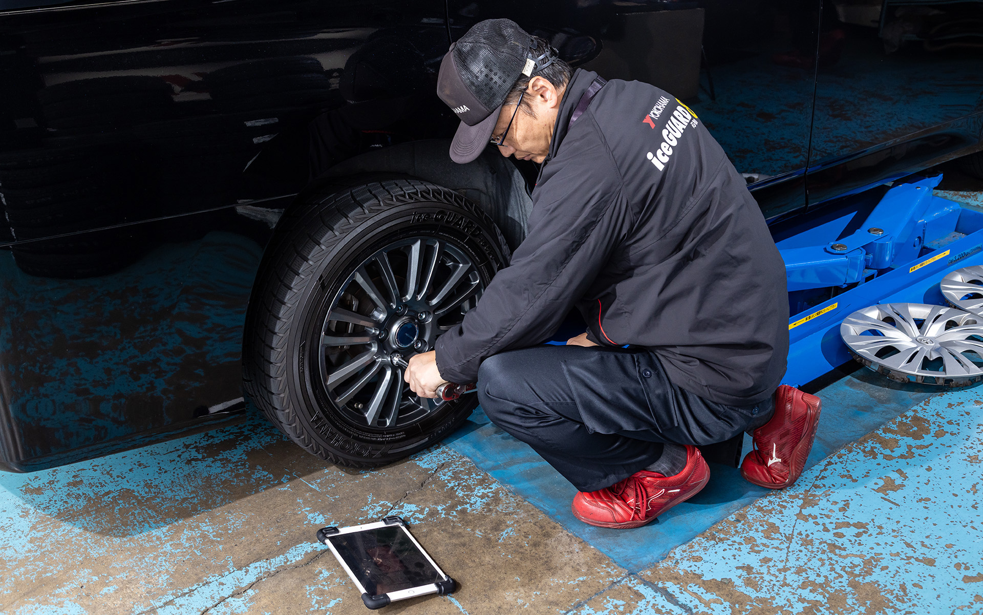 一部のタイヤガーデンでは「デジタルトルクレンチ」を導入していて、規定値までしっかり締められているかをタブレットで確認できるほか、店舗で履歴を確認できるなど、徹底して安全に配慮しているそうだ