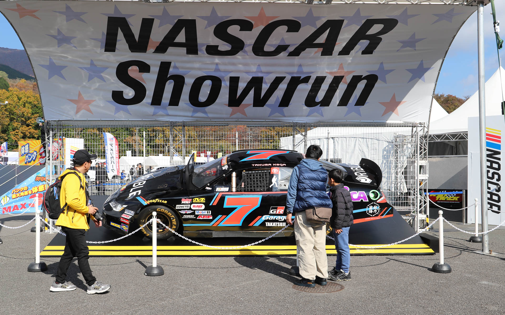 バンクを走っているようなイメージでNASCARマシンを展示