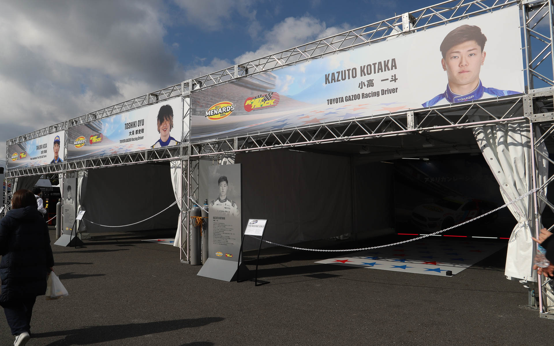 イベント広場にNASCARガレージを設置