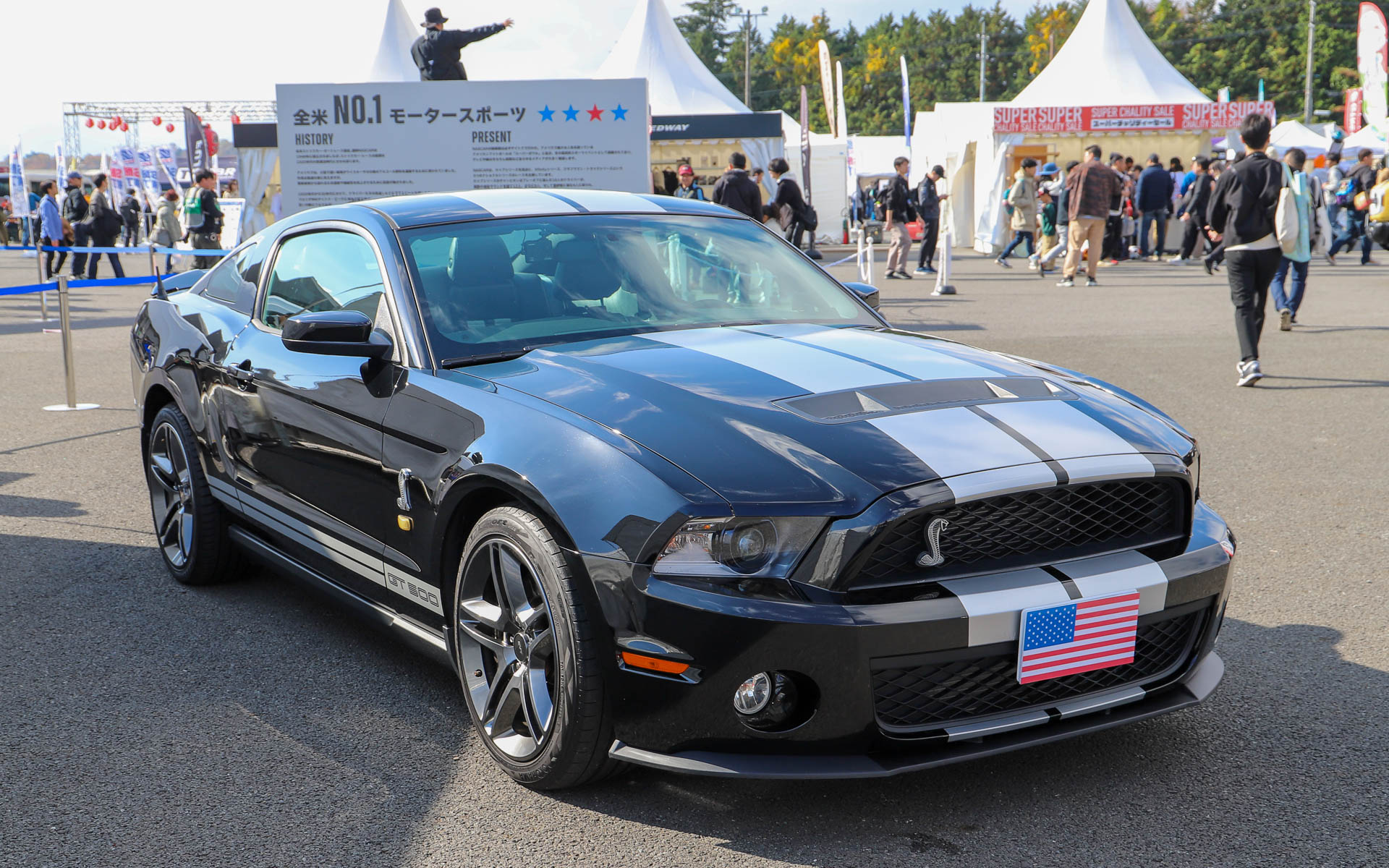 アメリカンなクルマが展示される