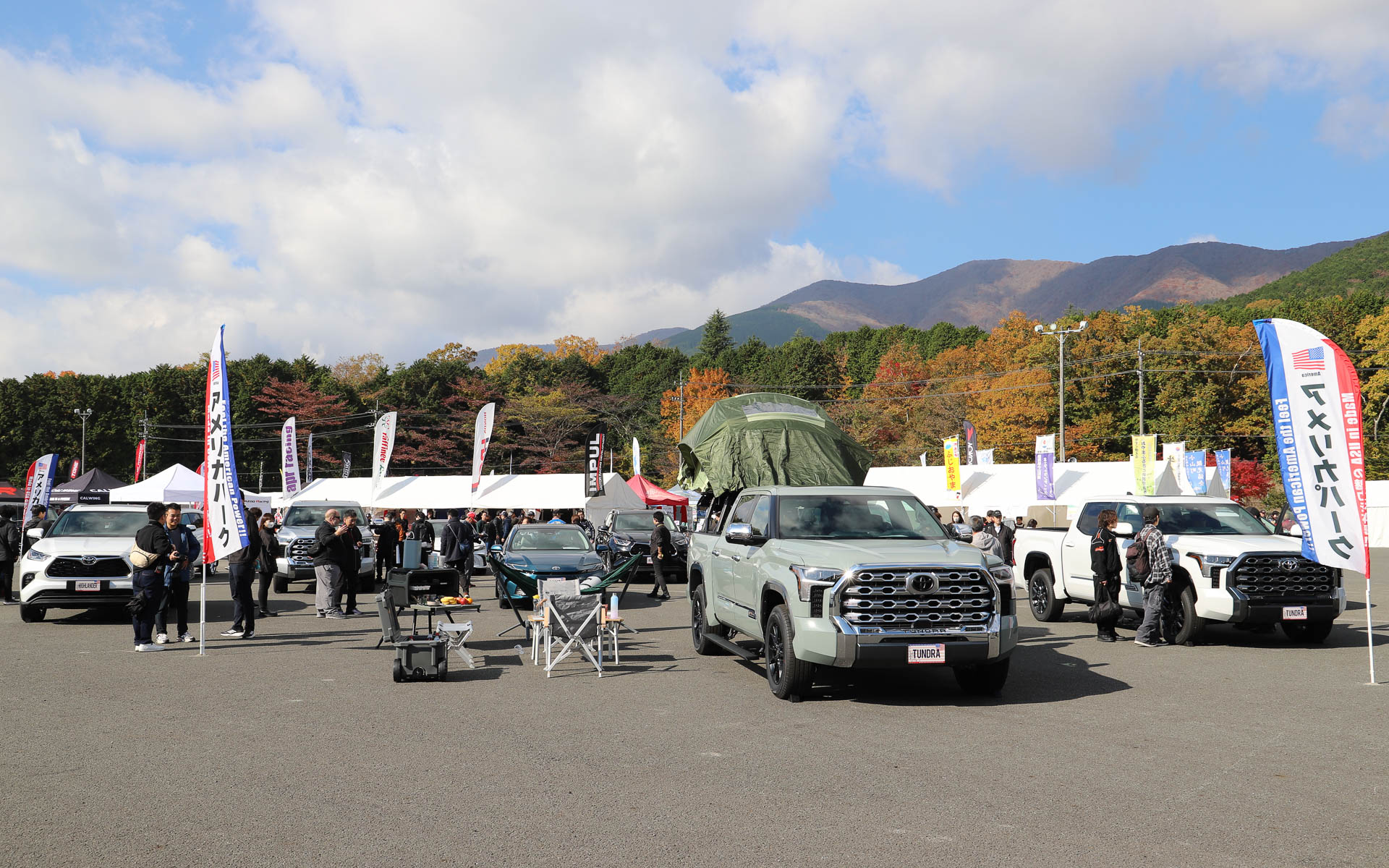 たくさんの米国製トヨタ車が並ぶ