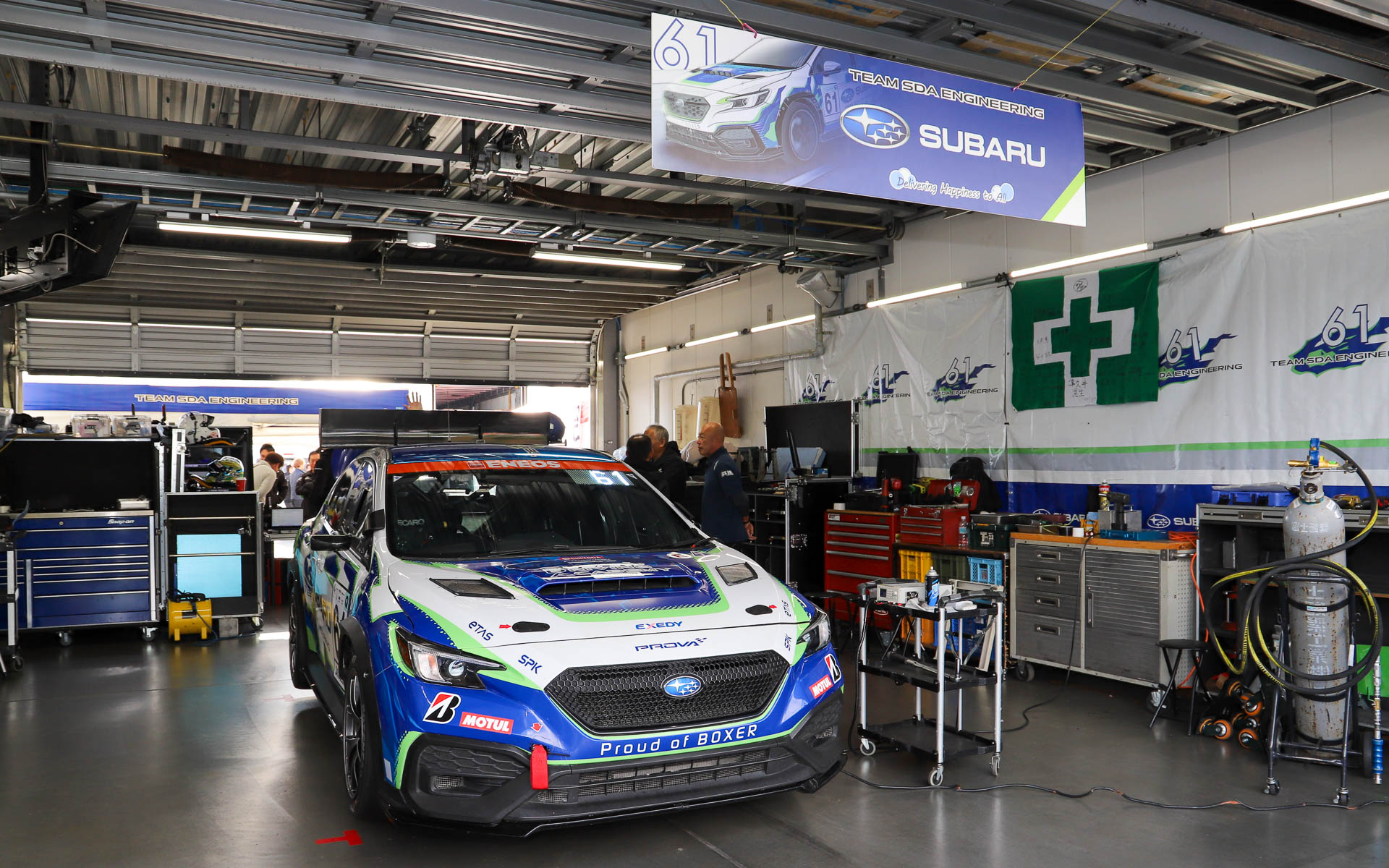 ピットで出走を待つ61号車 HIGH PERFORMANCE X FUTURE CONCEPT