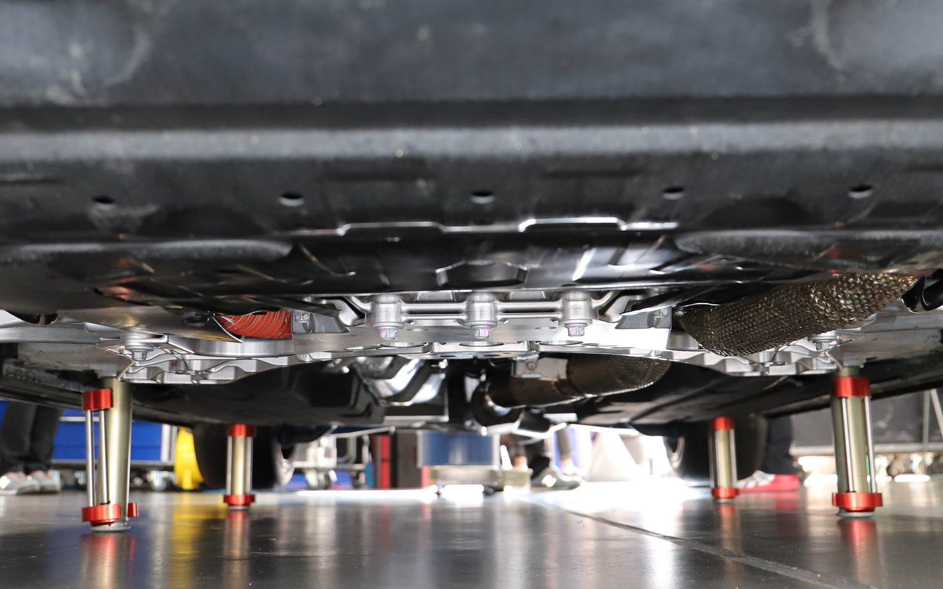 フロントクロスメンバーをアルミ削り出しに変更することで剛性をアップ