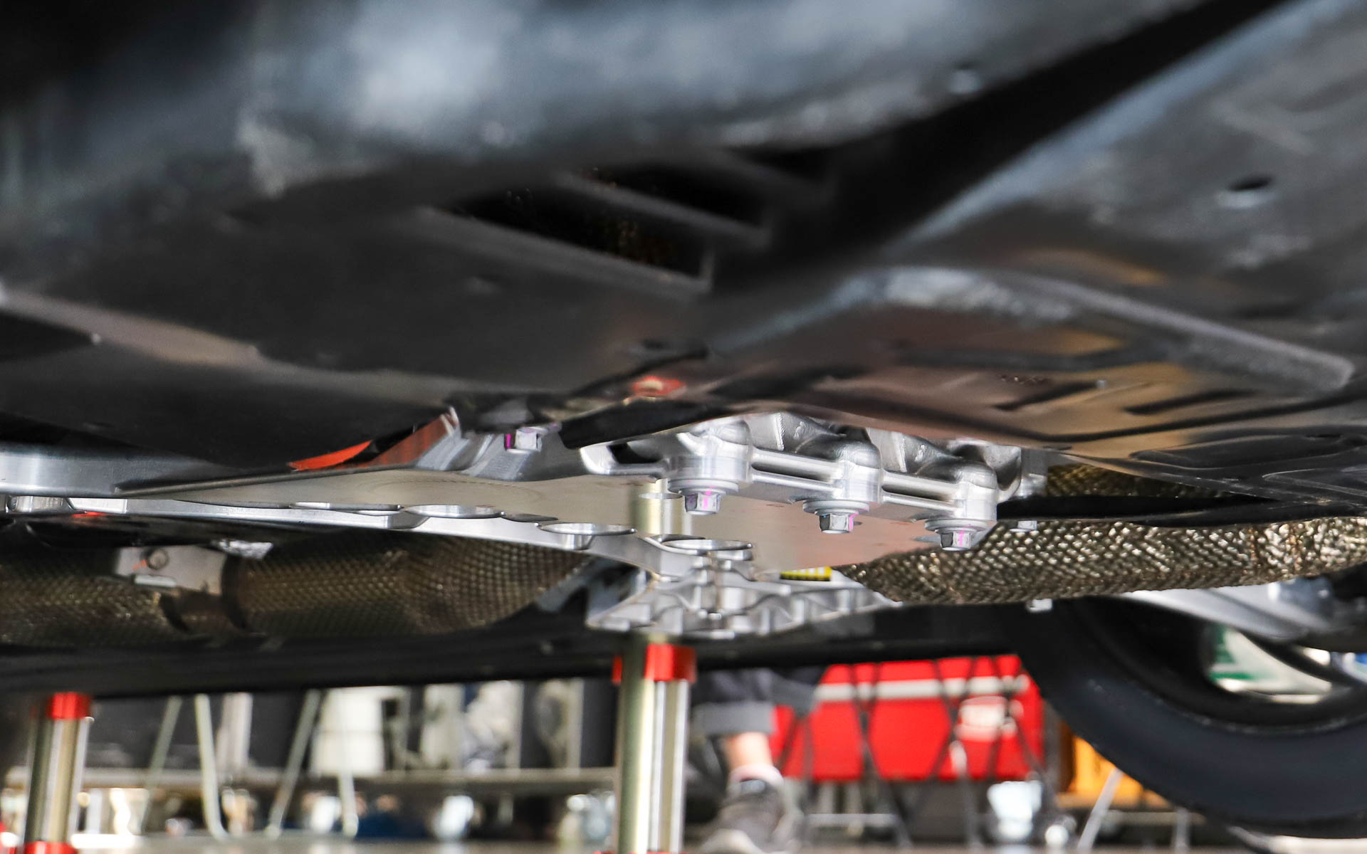 フロントクロスメンバーをアルミ削り出しに変更することで剛性をアップ