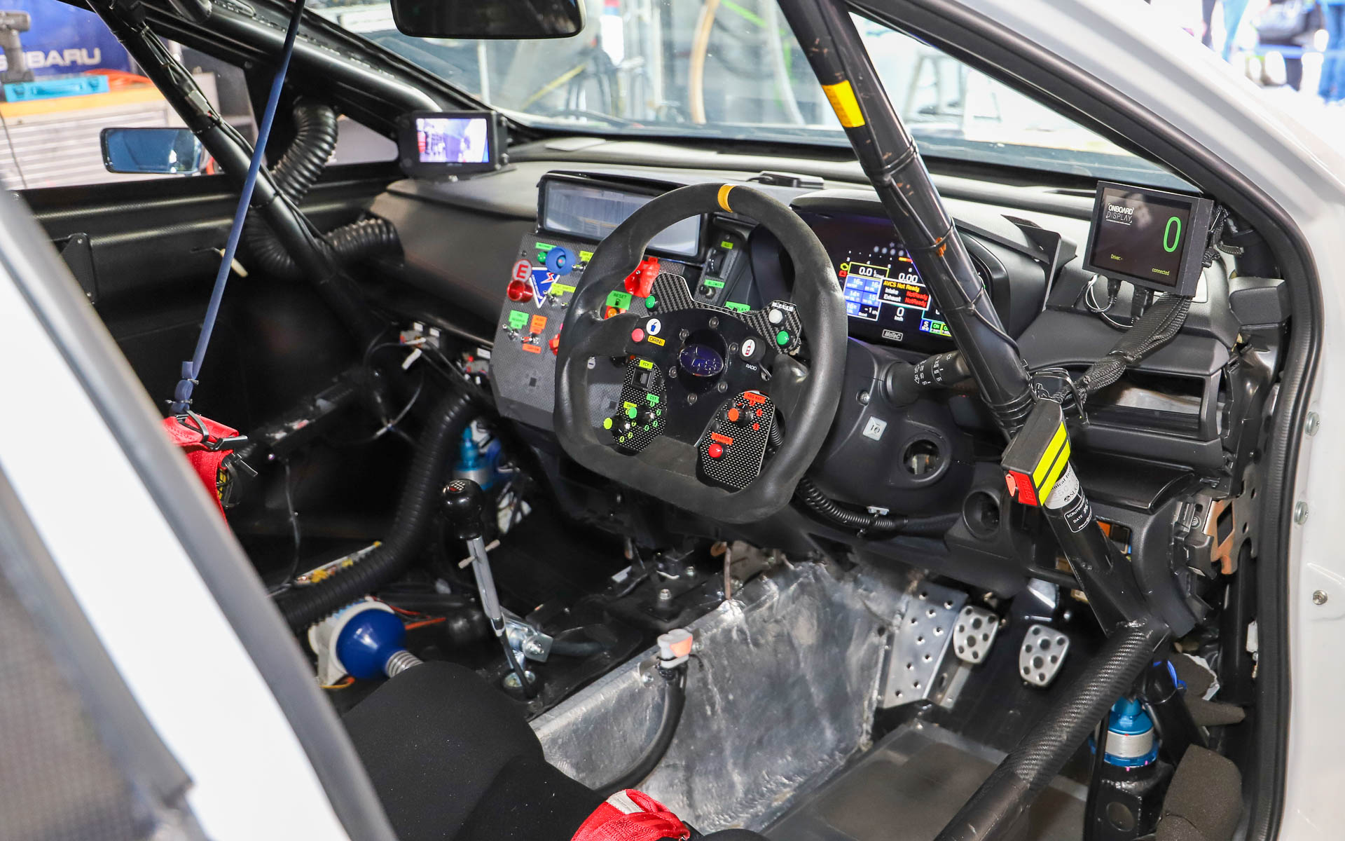 以前はスイッチパネルにあったドライブモードやABSなどのスイッチ類をステアリング下部に移動し、手元だけで操作が完結できるようにした。さらに、FCY（フルコーションイエロー）になったときのモード切り替えスイッチを押しボタンからロッカースイッチに変更してON/OFFのラグを減らすことで、細かなストレスを減らし、ドライビングにより集中できるようにしたという。操作系にはかなりこだわりが込められているようで、シートベルトをしていても手が届きやすいようにスイッチパネルを手前に出して運転席側に角度をつけるなど、これまでにもさまざまな改良を重ねてきているそうだ