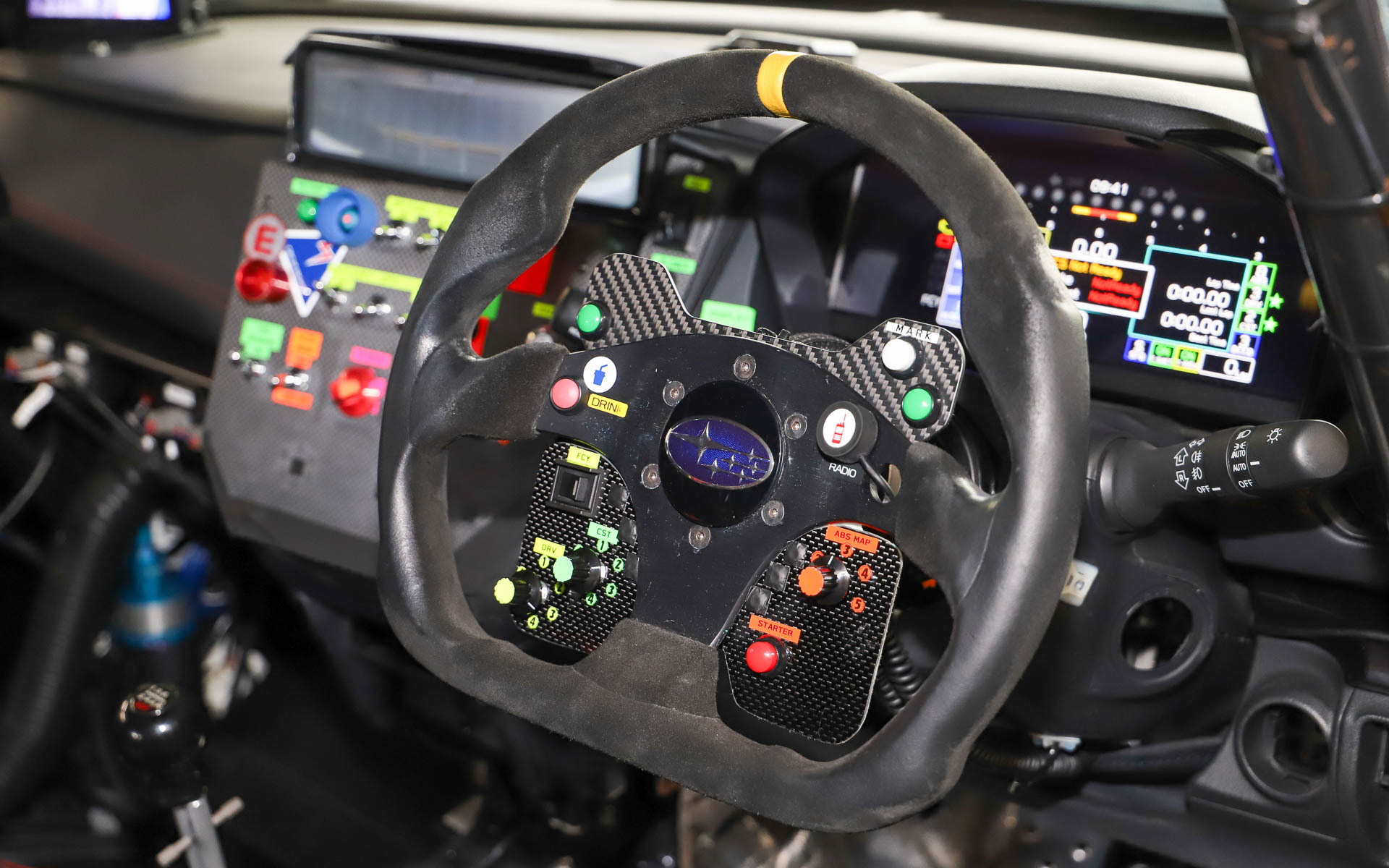 以前はスイッチパネルにあったドライブモードやABSなどのスイッチ類をステアリング下部に移動し、手元だけで操作が完結できるようにした。さらに、FCY（フルコーションイエロー）になったときのモード切り替えスイッチを押しボタンからロッカースイッチに変更してON/OFFのラグを減らすことで、細かなストレスを減らし、ドライビングにより集中できるようにしたという。操作系にはかなりこだわりが込められているようで、シートベルトをしていても手が届きやすいようにスイッチパネルを手前に出して運転席側に角度をつけるなど、これまでにもさまざまな改良を重ねてきているそうだ