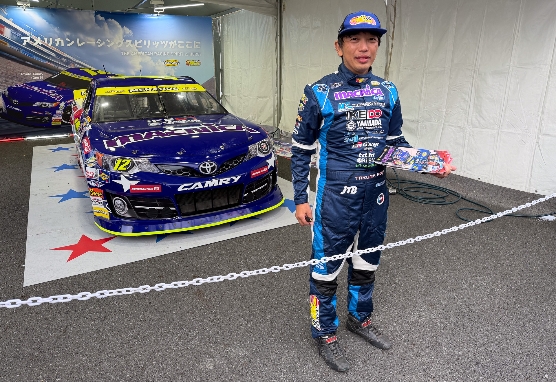 NASCARマシンとともにサイン会を開いていた古賀琢麻選手