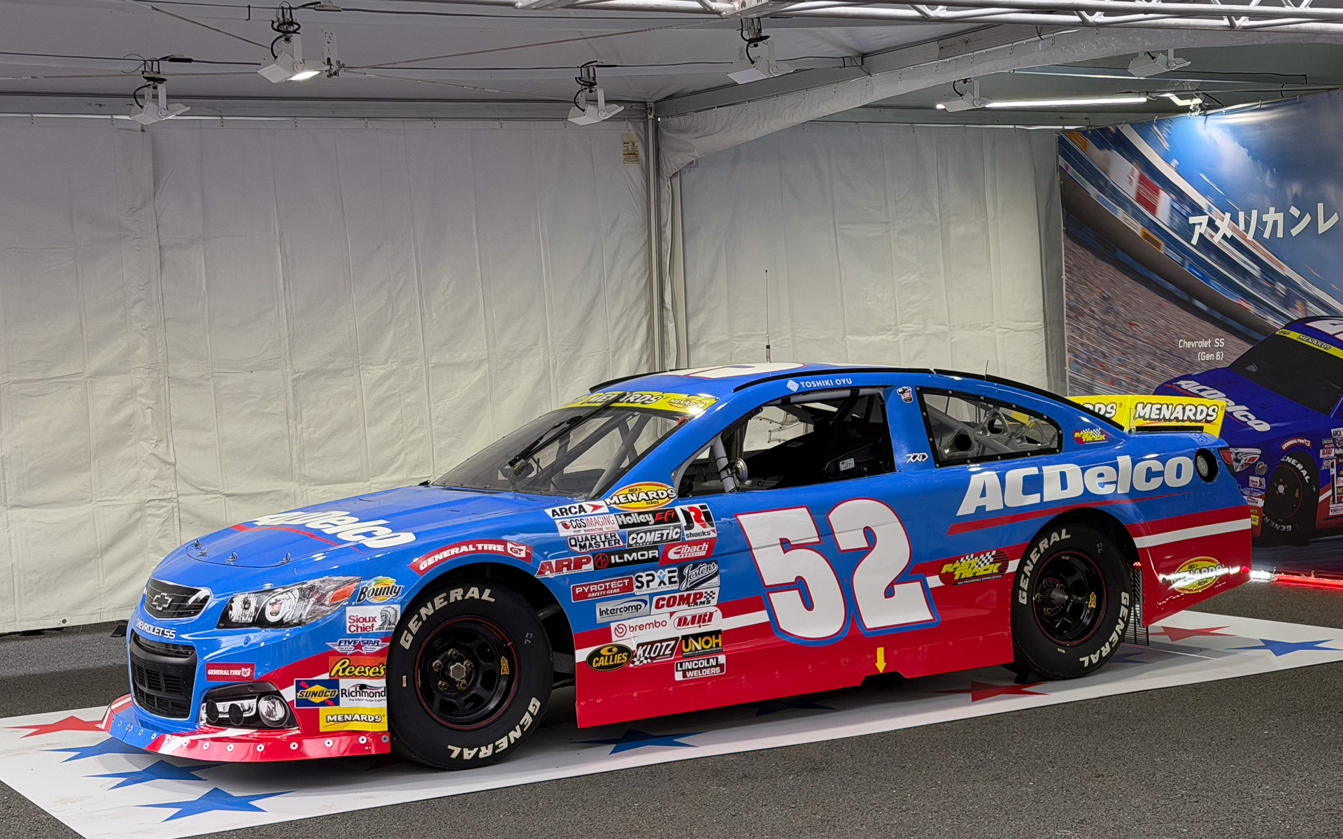 イベント広場ではNASCARマシンを見ることができる。走行は16日の予定