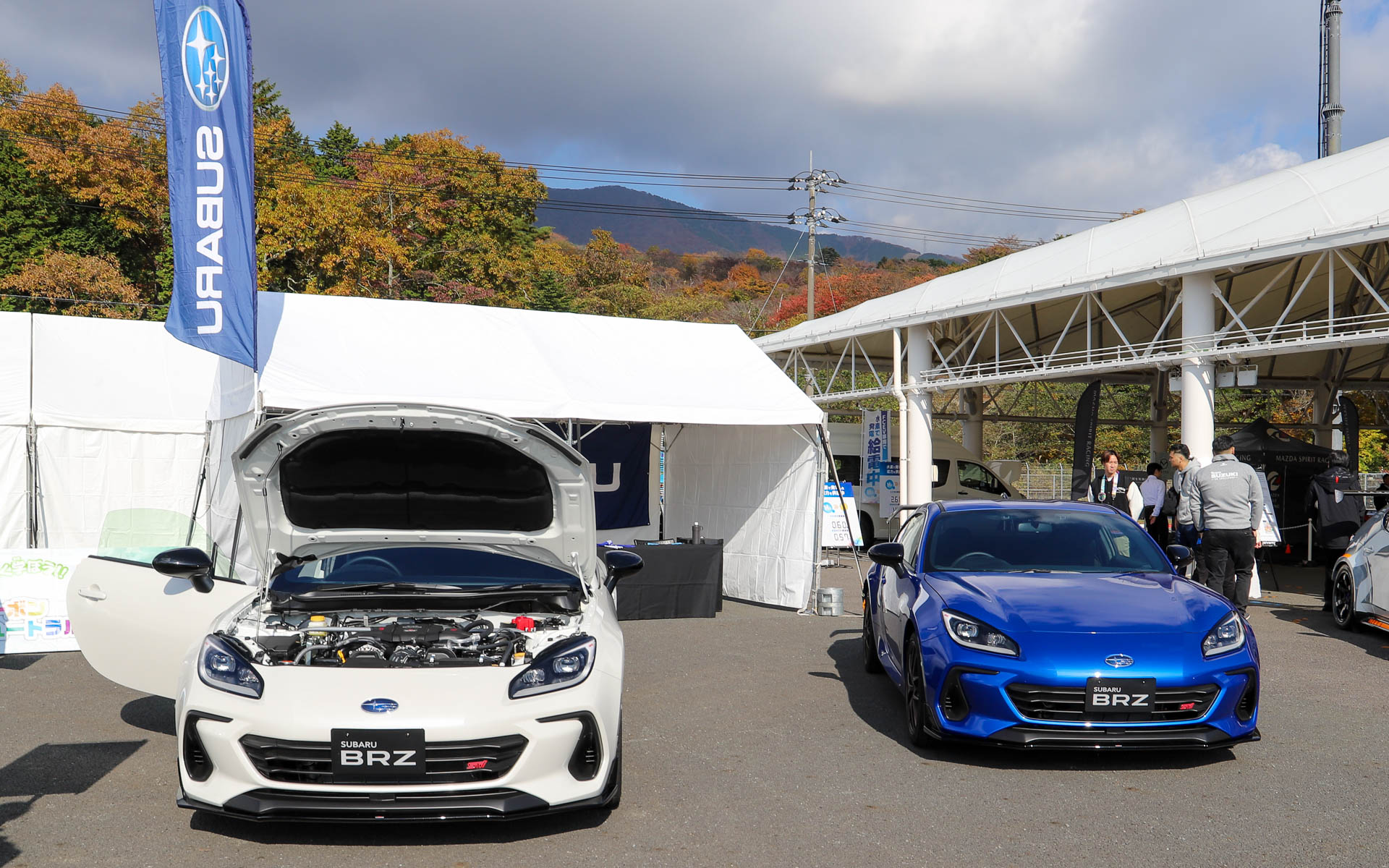 クリスタルホワイト・パールのTYPE RAと、WRブルー・パールのTYPE RA with Rear Spoilerを展示