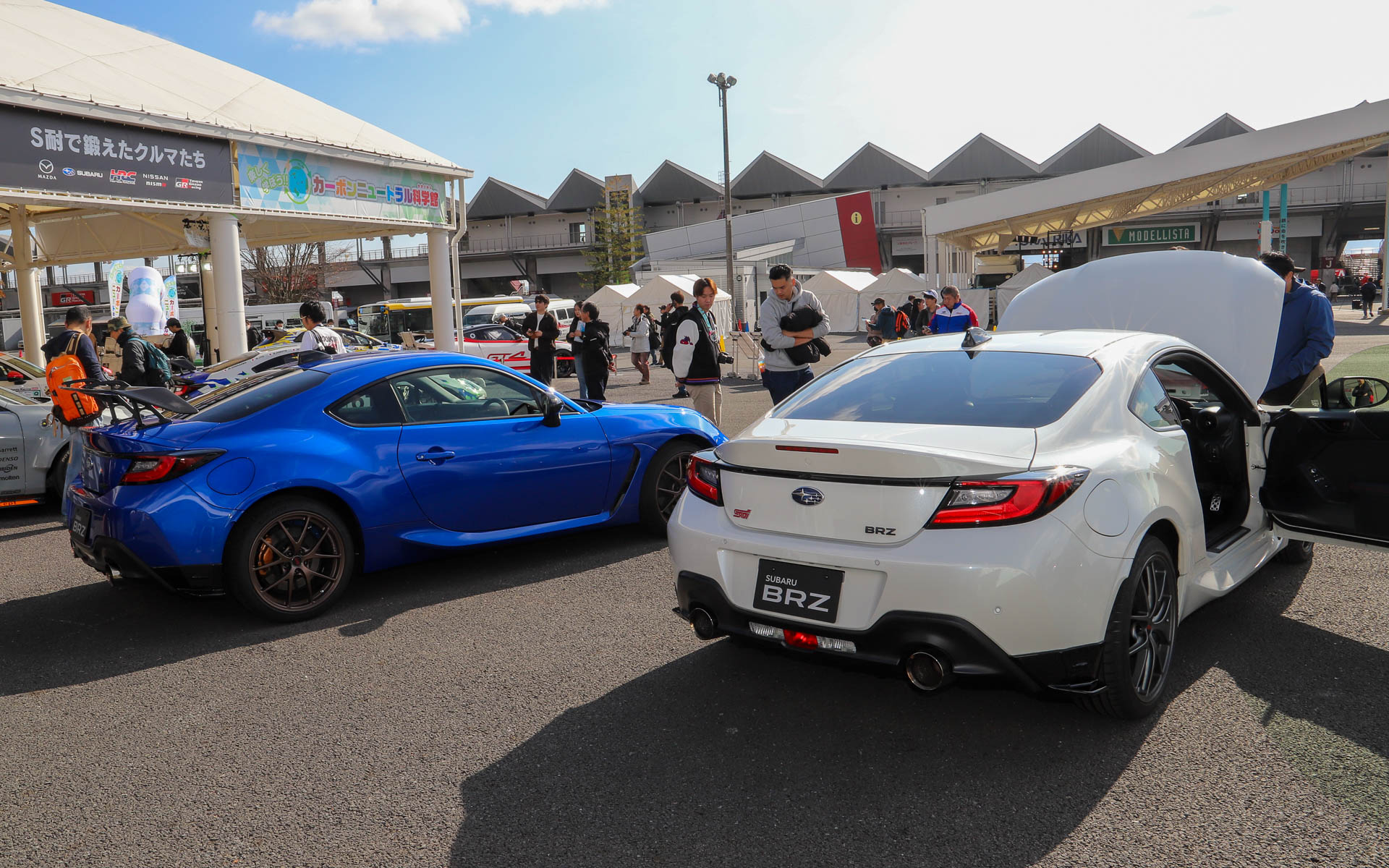 クリスタルホワイト・パールのTYPE RAと、WRブルー・パールのTYPE RA with Rear Spoilerを展示