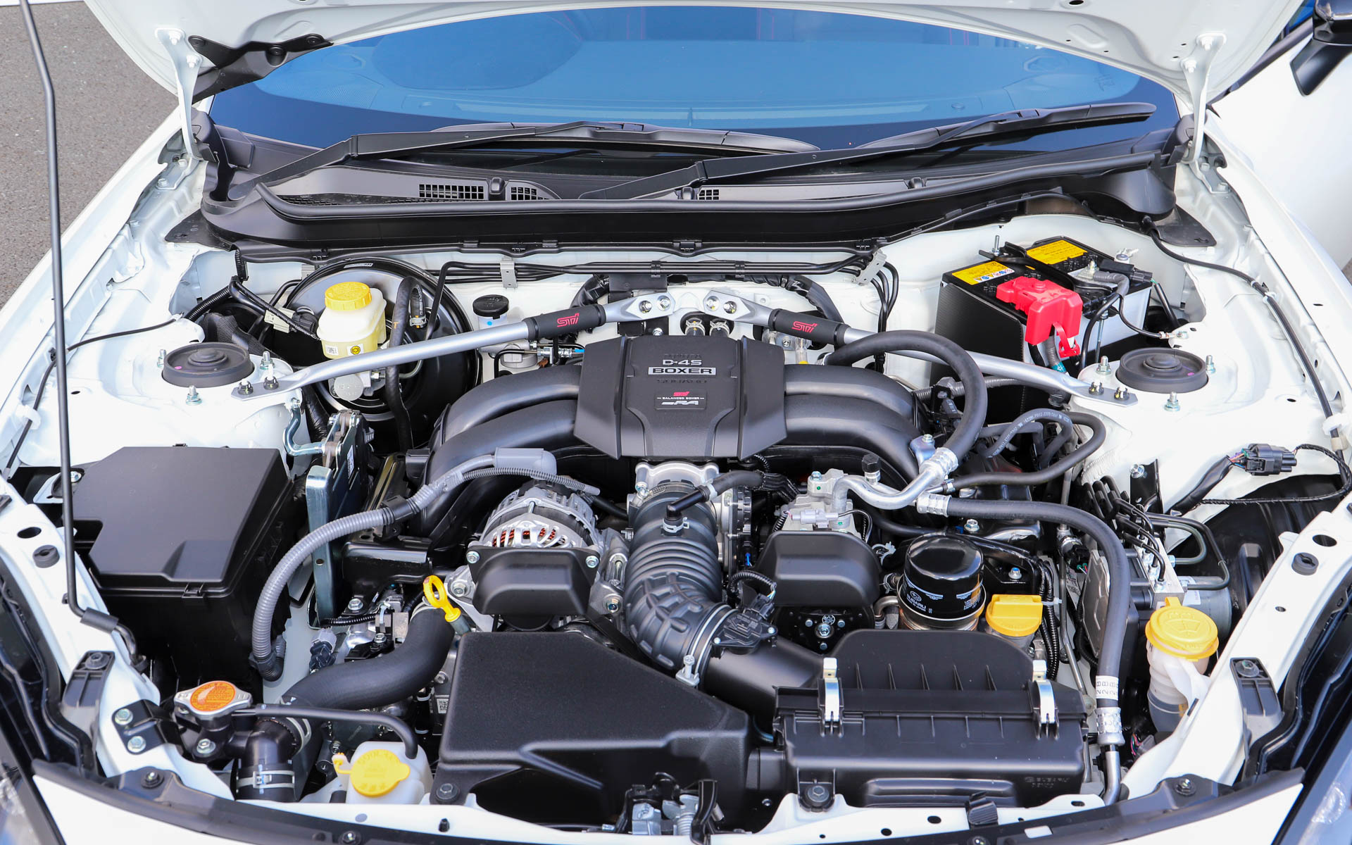 クリスタルホワイト・パールのTYPE RAはボンネットが開いていた