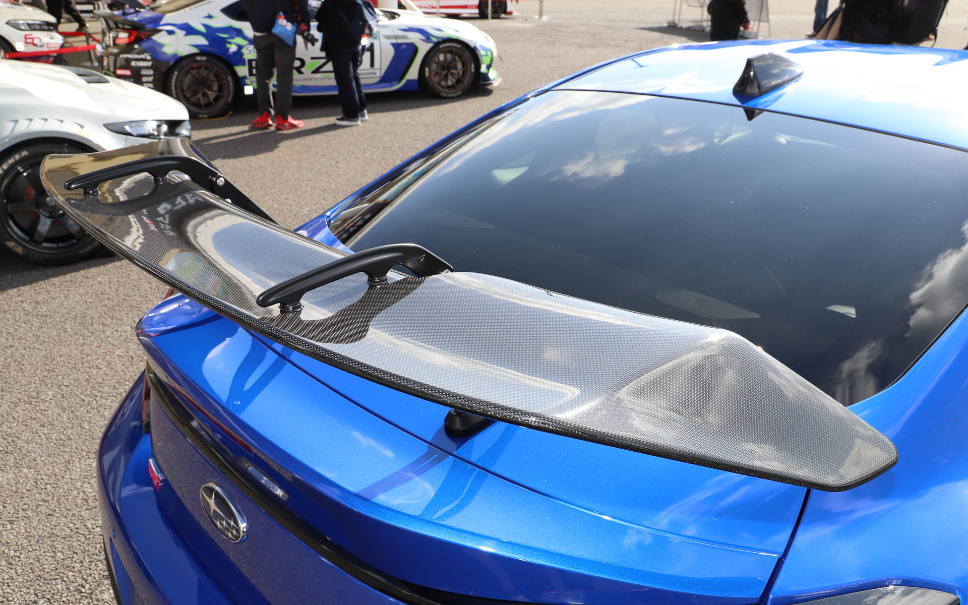 STIドライカーボンリアスポイラー